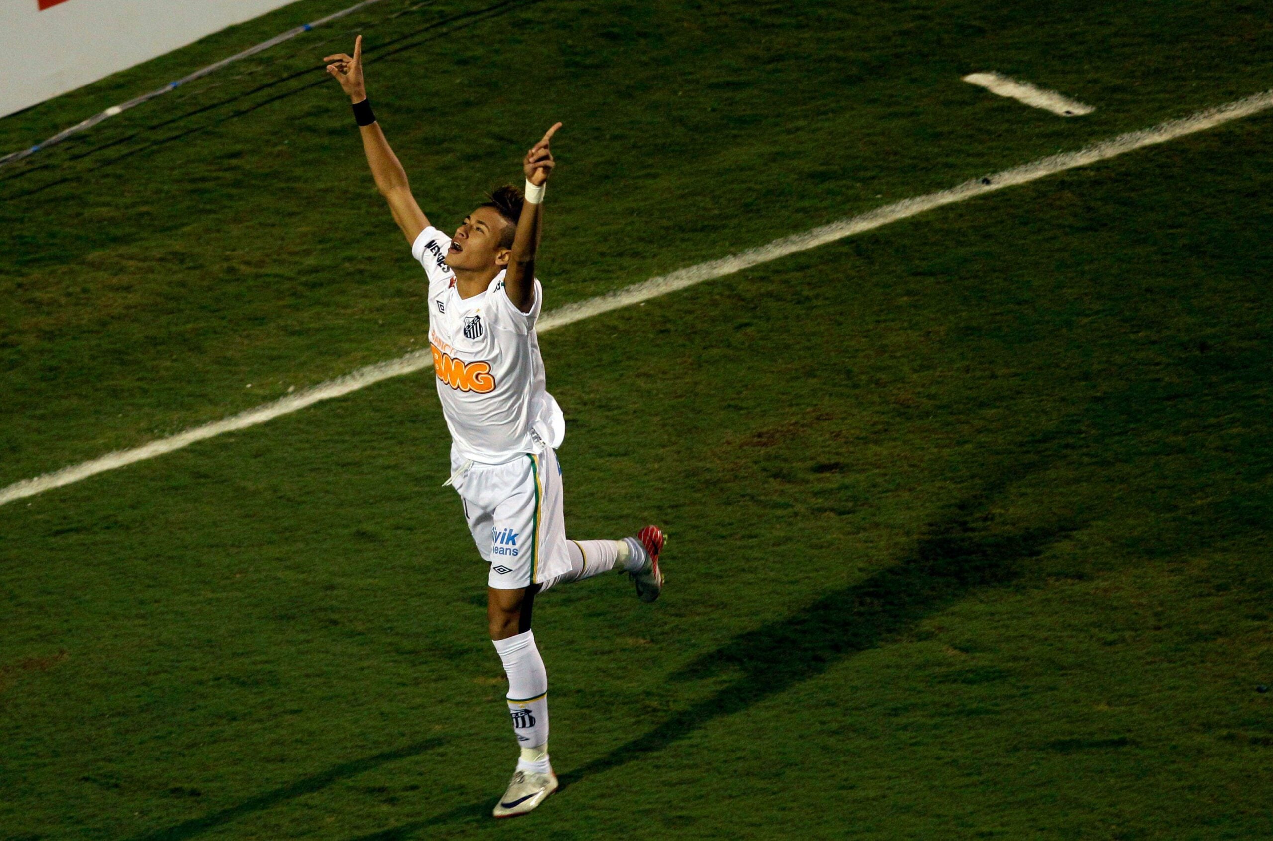 Neymar jogando pelo Santos