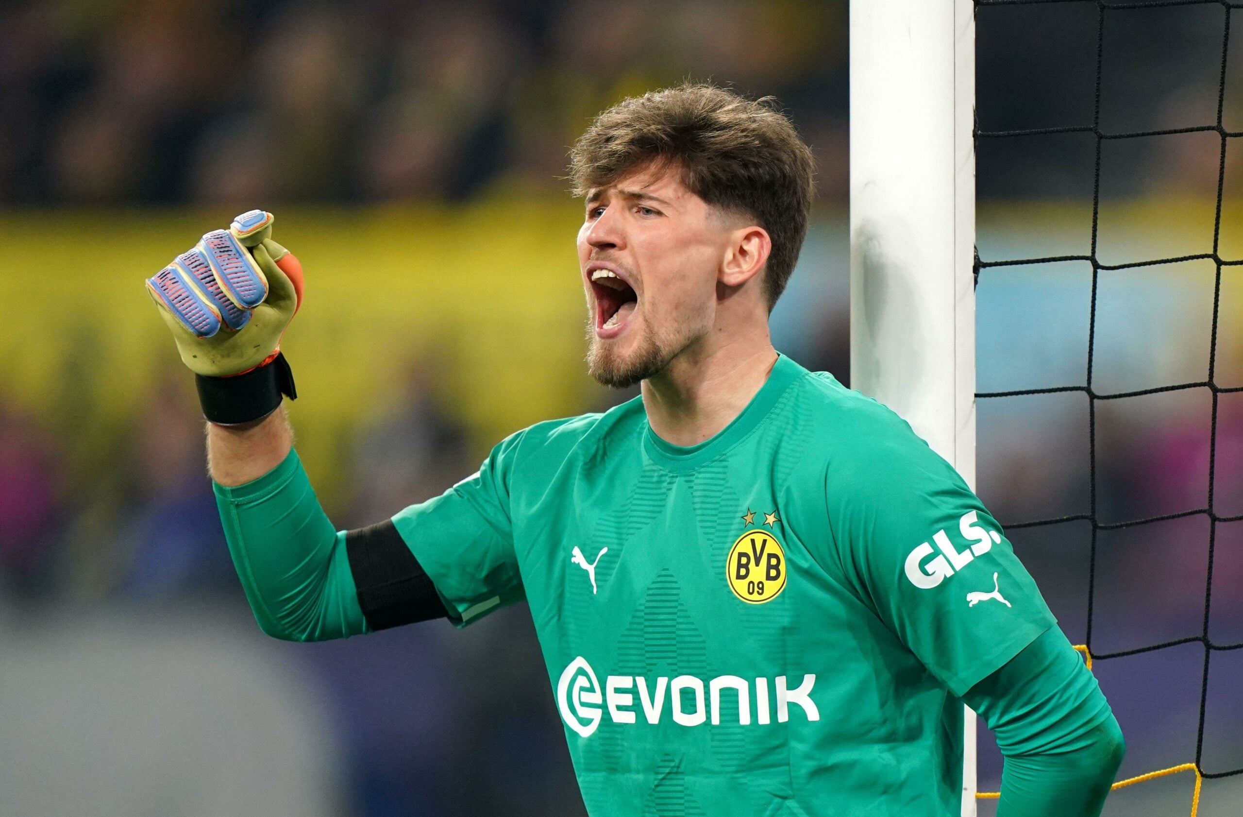 Goleiro do Borussia Dortmund grita para organizar a defesa durante uma partida.