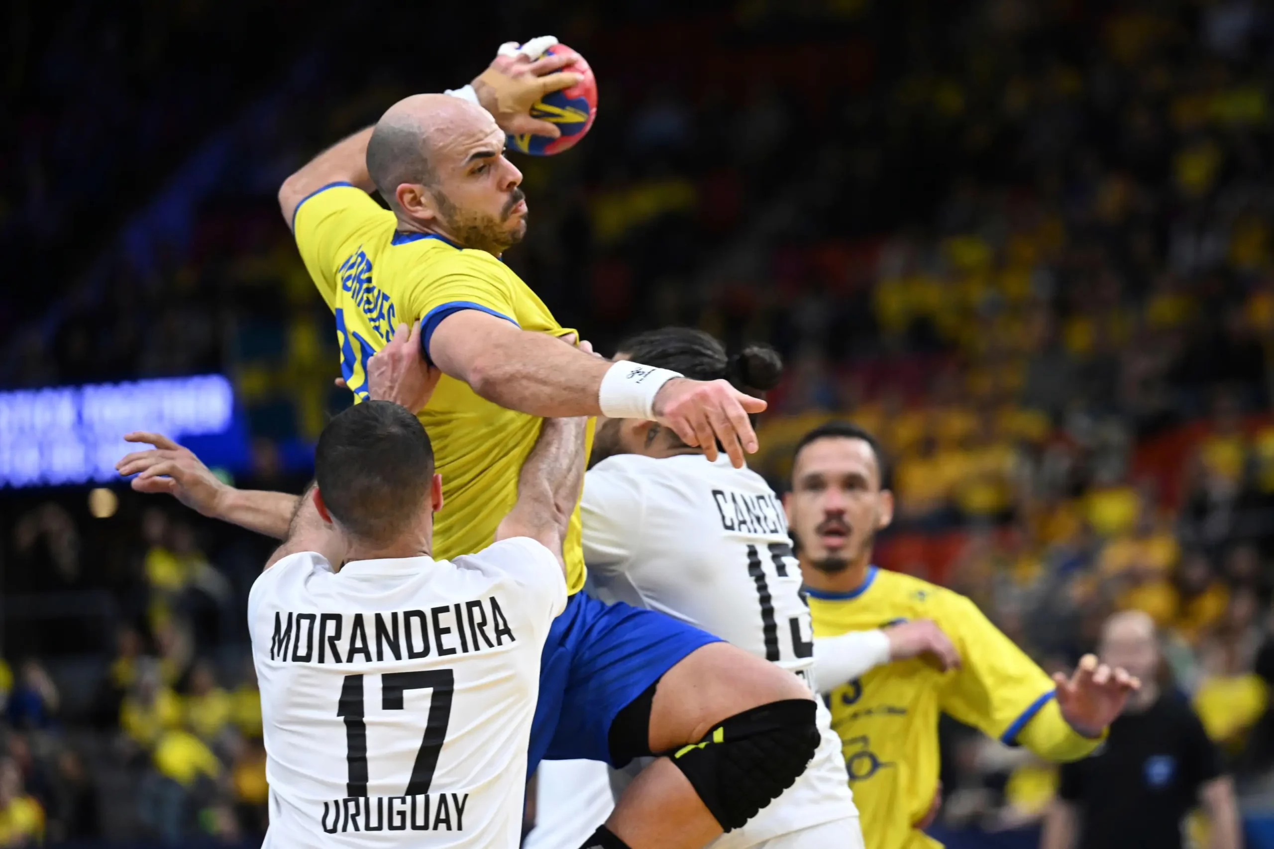 O brasileiro Gustavo Rodrigues marca um gol durante o jogo do Grupo C do Campeonato Mundial de Handebol entre Brasil e Uruguai
