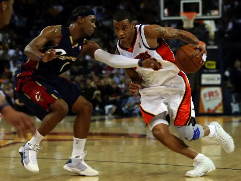 Monta Ellis tenta passar por Daniel Gibson durante a primeira metade do jogo.