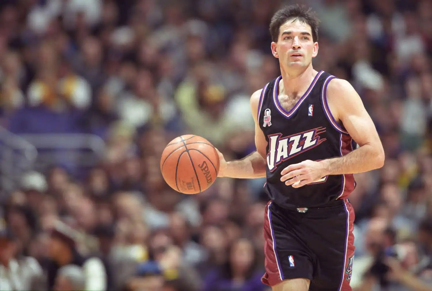 John Stockton do Utah Jazz com a bola durante uma partida da National Basketball Association contra o Los Angeles Lakers