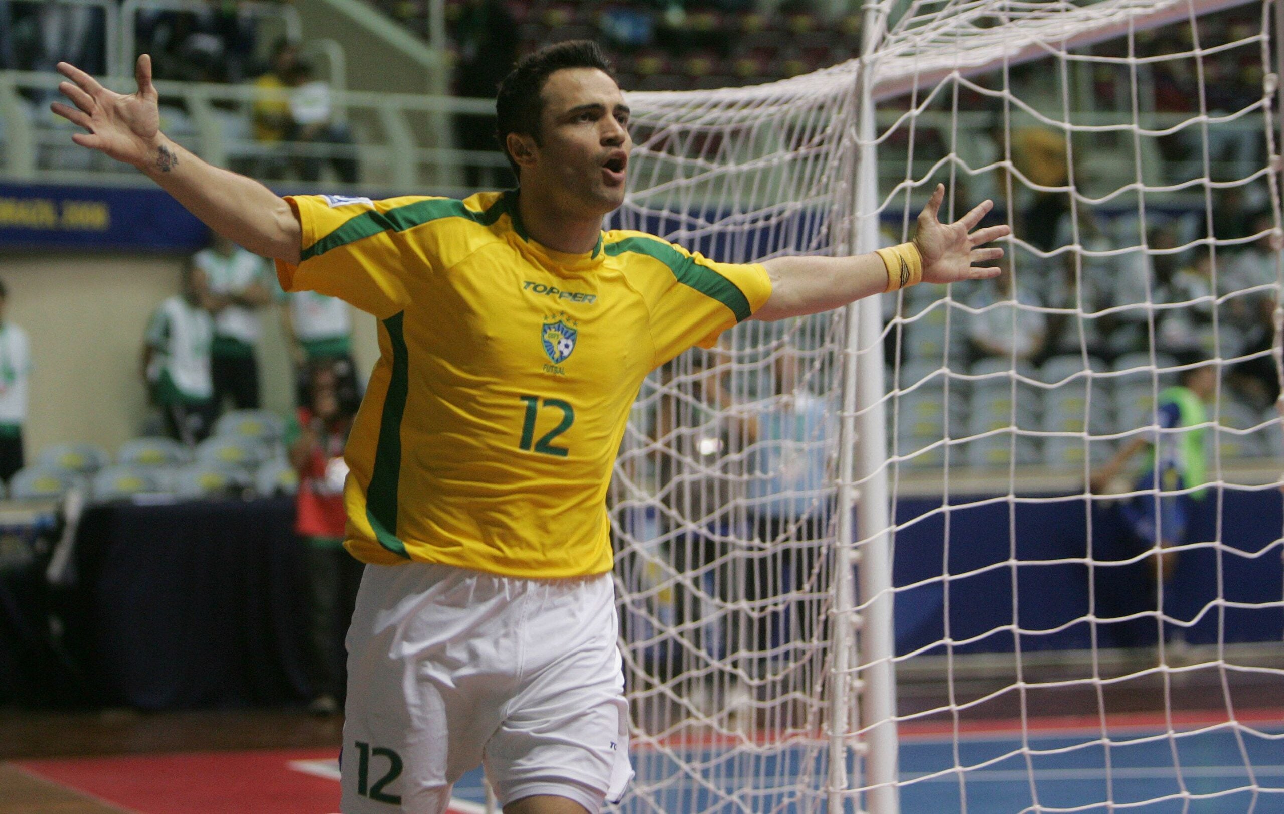 Falcão, vestindo a camisa amarela do Brasil, comemora com os braços abertos após marcar um gol durante a Copa do Mundo de Futsal da FIFA 2008.