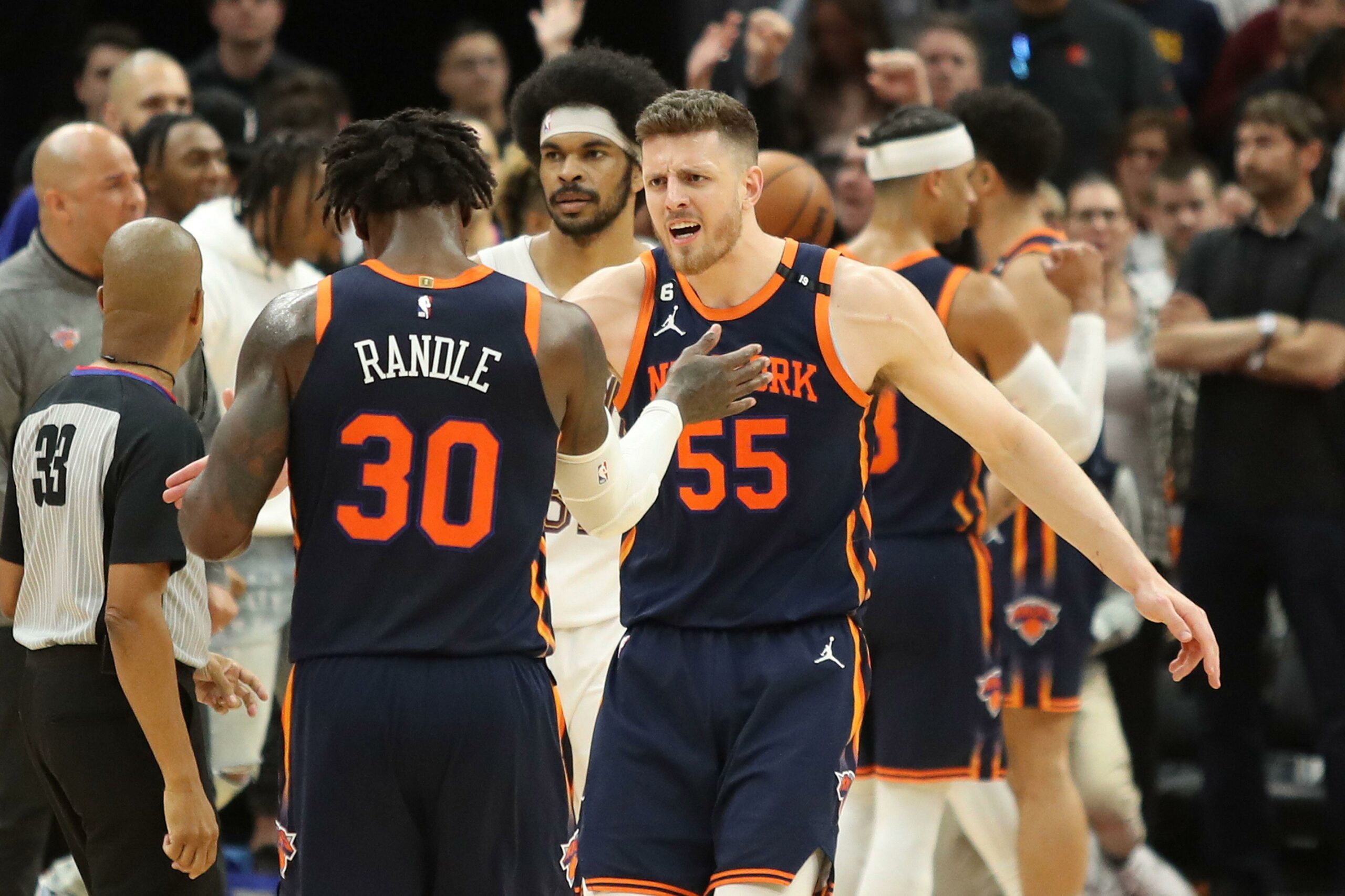 Julius Randle e Isaiah Hartenstein se cumprimentam em comemoração