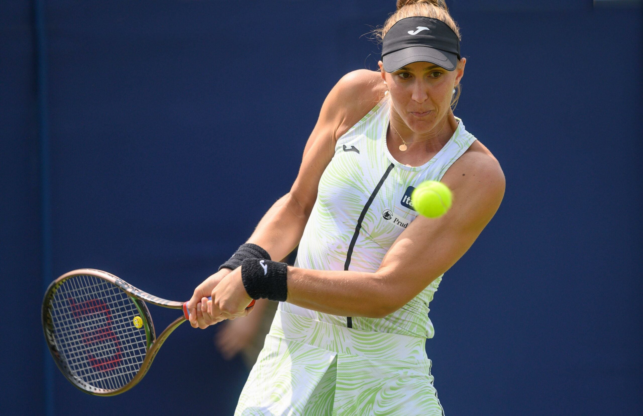 Beatriz Haddad Maia (BRA) jogando no segundo dia do Rothesay International, em Devonshire Park, Eastbourne, Reino Unido, 27 de junho de 2023.