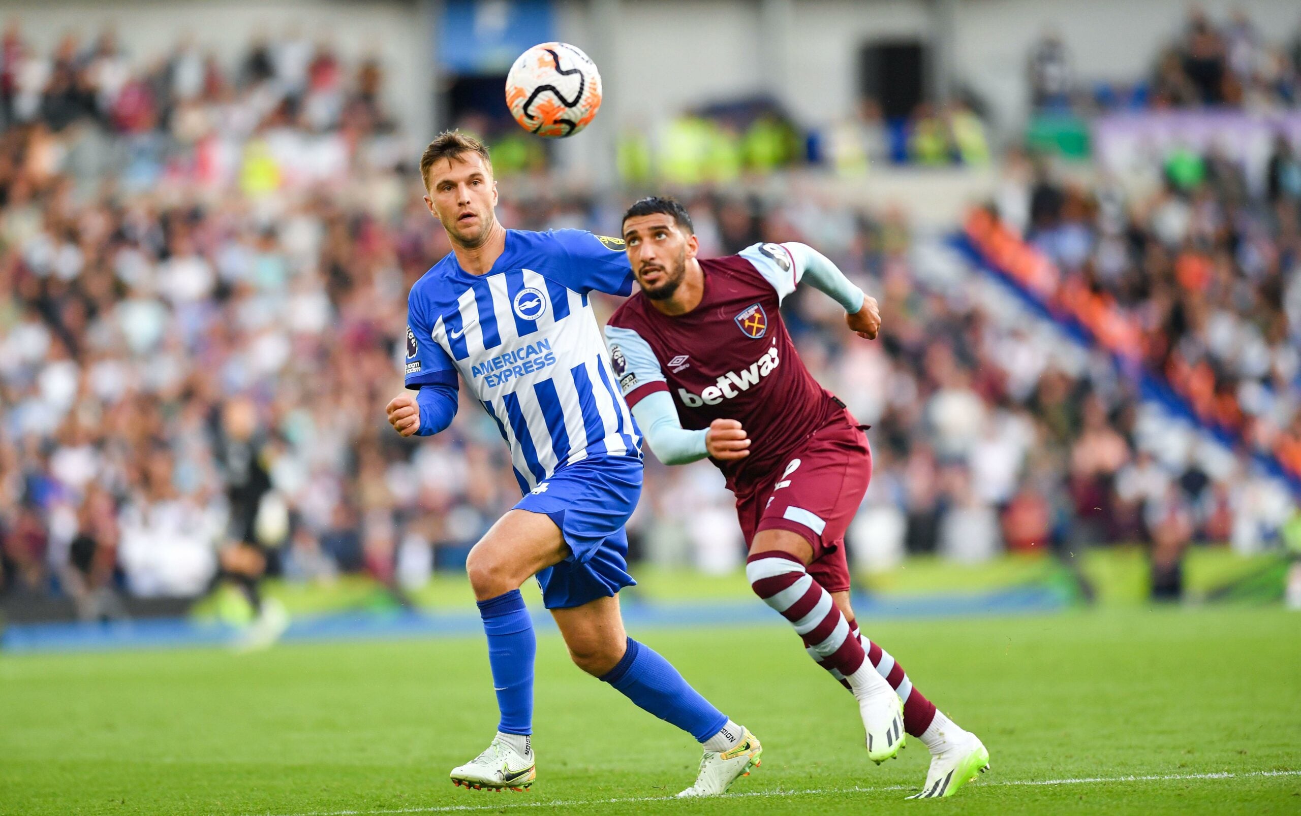 Joel Veltman do Brighton em campo pela Premier League