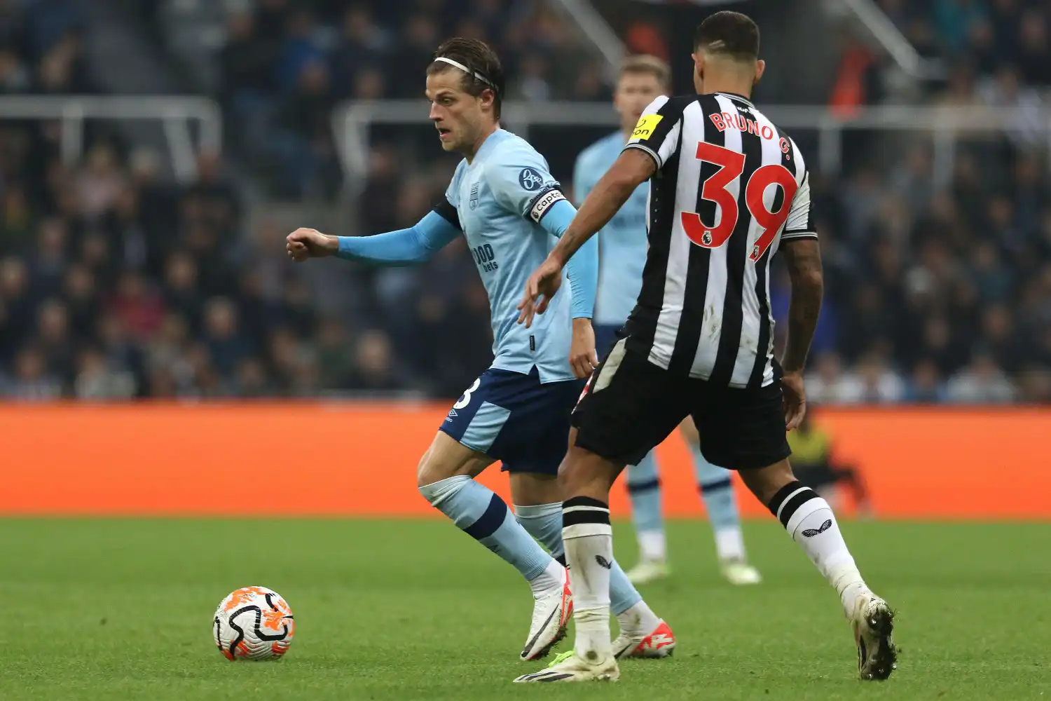 Mathias Jensen do Brentford durante a partida da Premier League entre Newcastle United e Brentford no St. James's Park, Newcastle