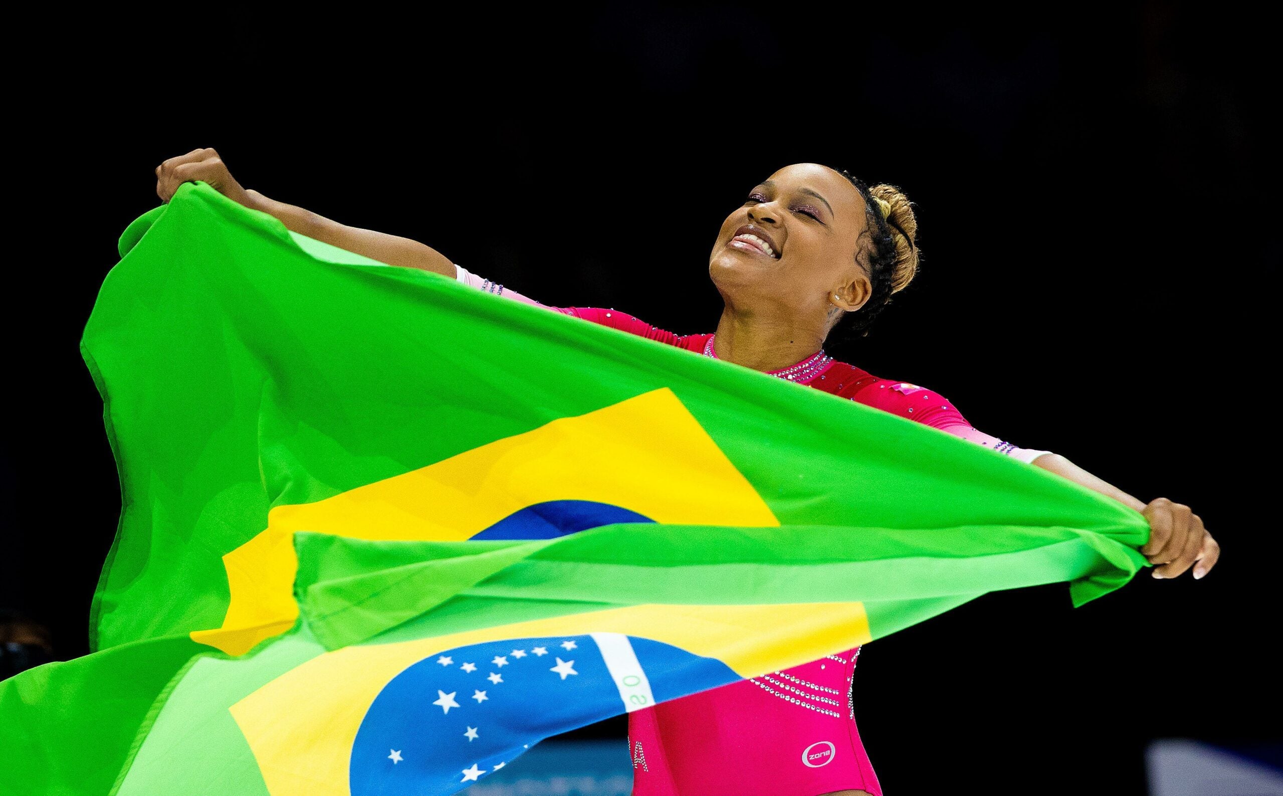 Rebeca Andrade com bandeira do Brasil