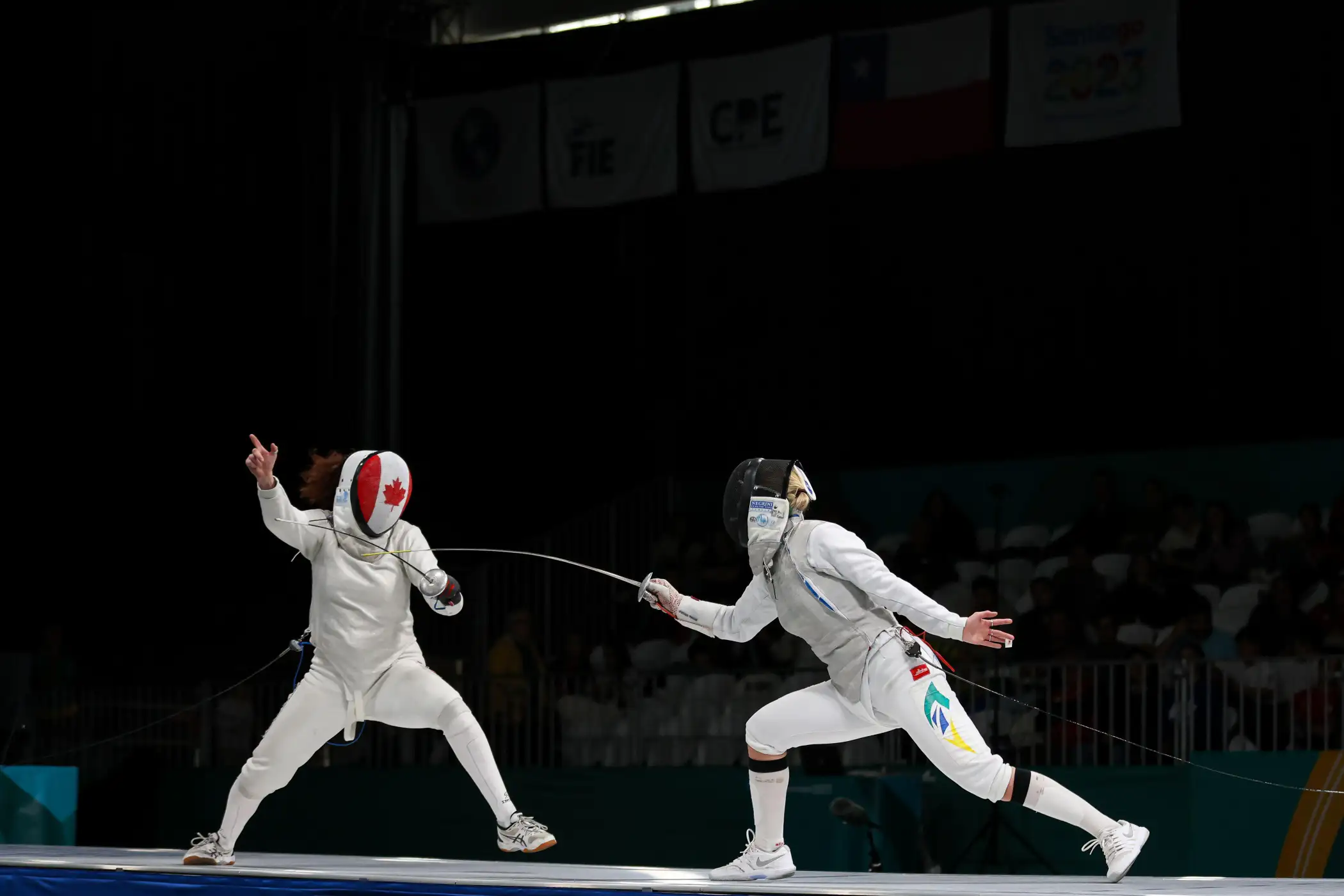 Jogos Pan-Americanos Santiago 2023 Mariana Nelz Pistoia da Equipe Brasil e Eleanor Harvey da Equipe Canadá competem nas semifinais individuais de esgrima - florete feminino