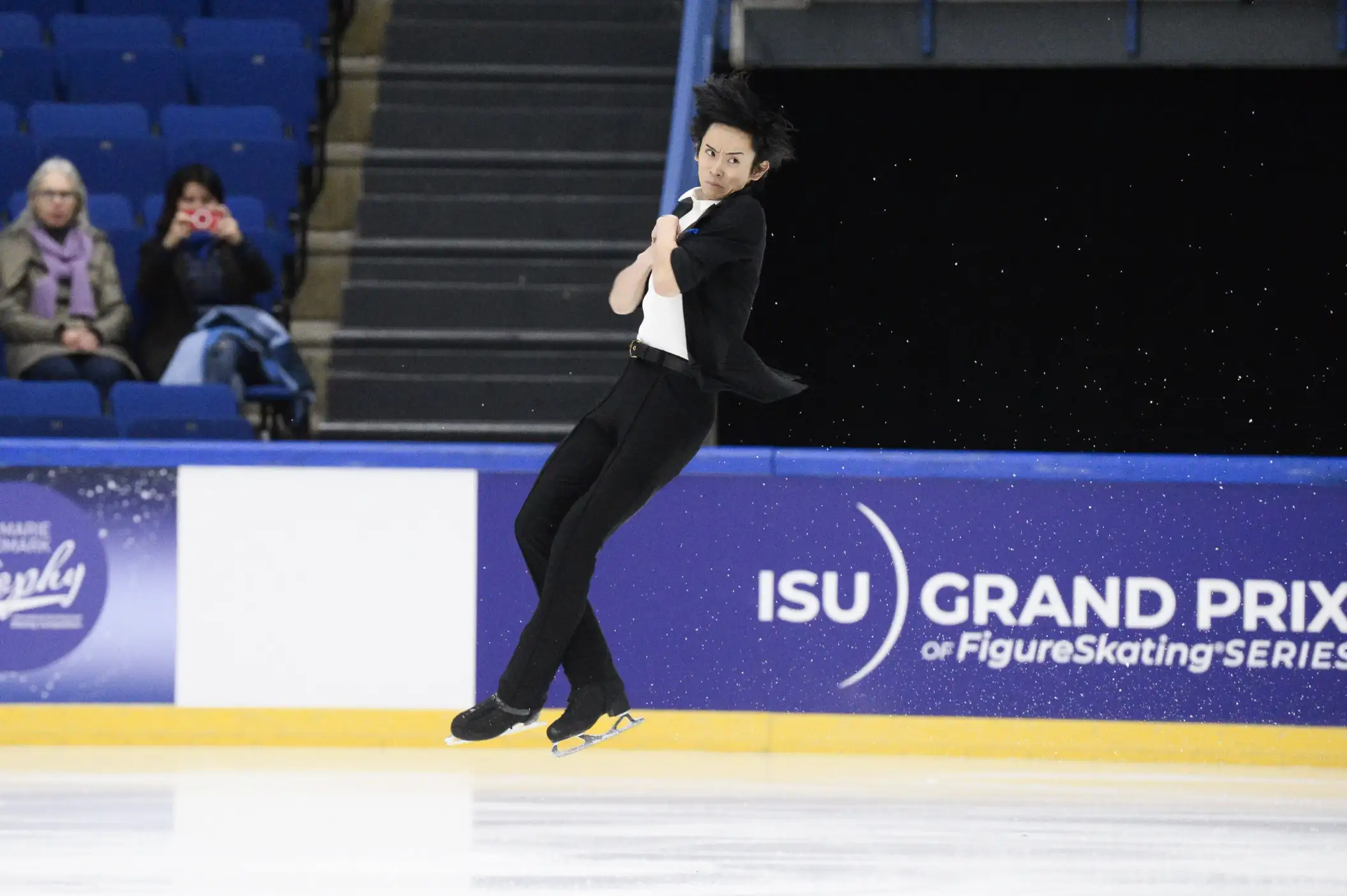 Koshiro Shimada do Japão se apresenta durante o programa curto masculino da competição Grand Prix Espoo 2023 de patinação artística da ISU em Espoo