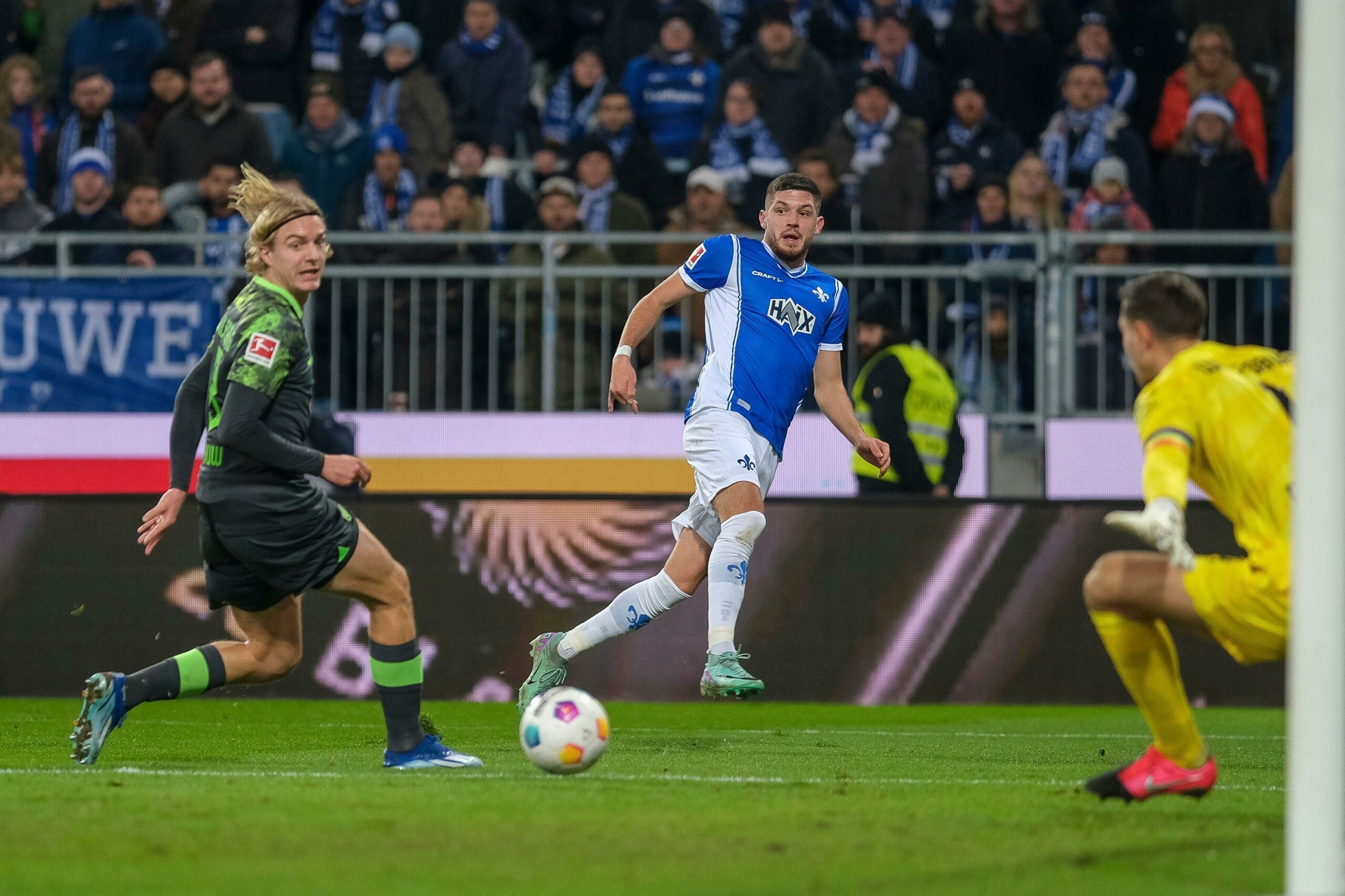 Jogador do SV Darmstadt 98, Emir Karic, em campo contra o VfL Wolfsburg pela Bundesliga.