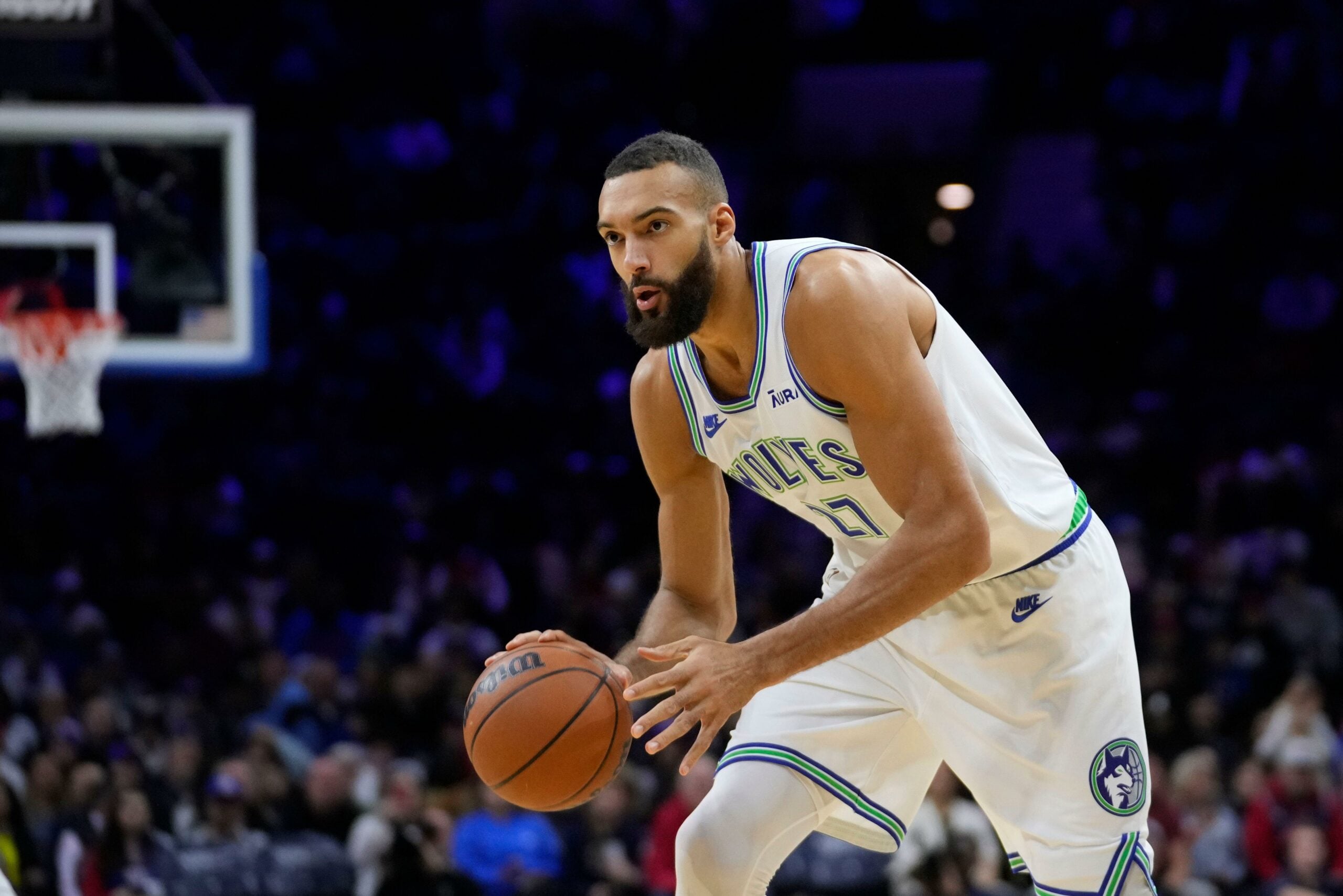 Rudy Gobert em jogada durante uma partida de basquete da NBA