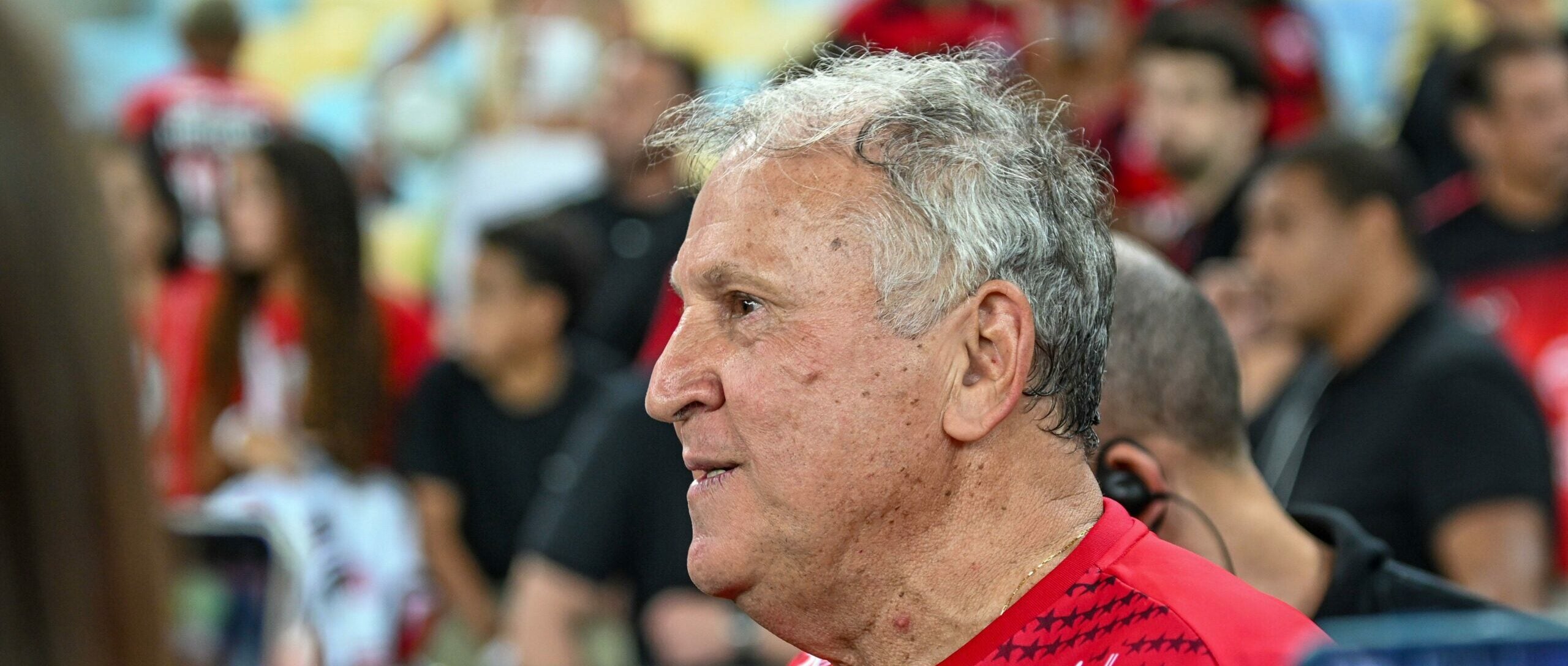Zico assiste a partida beneficente em sua homenagem no Maracanã