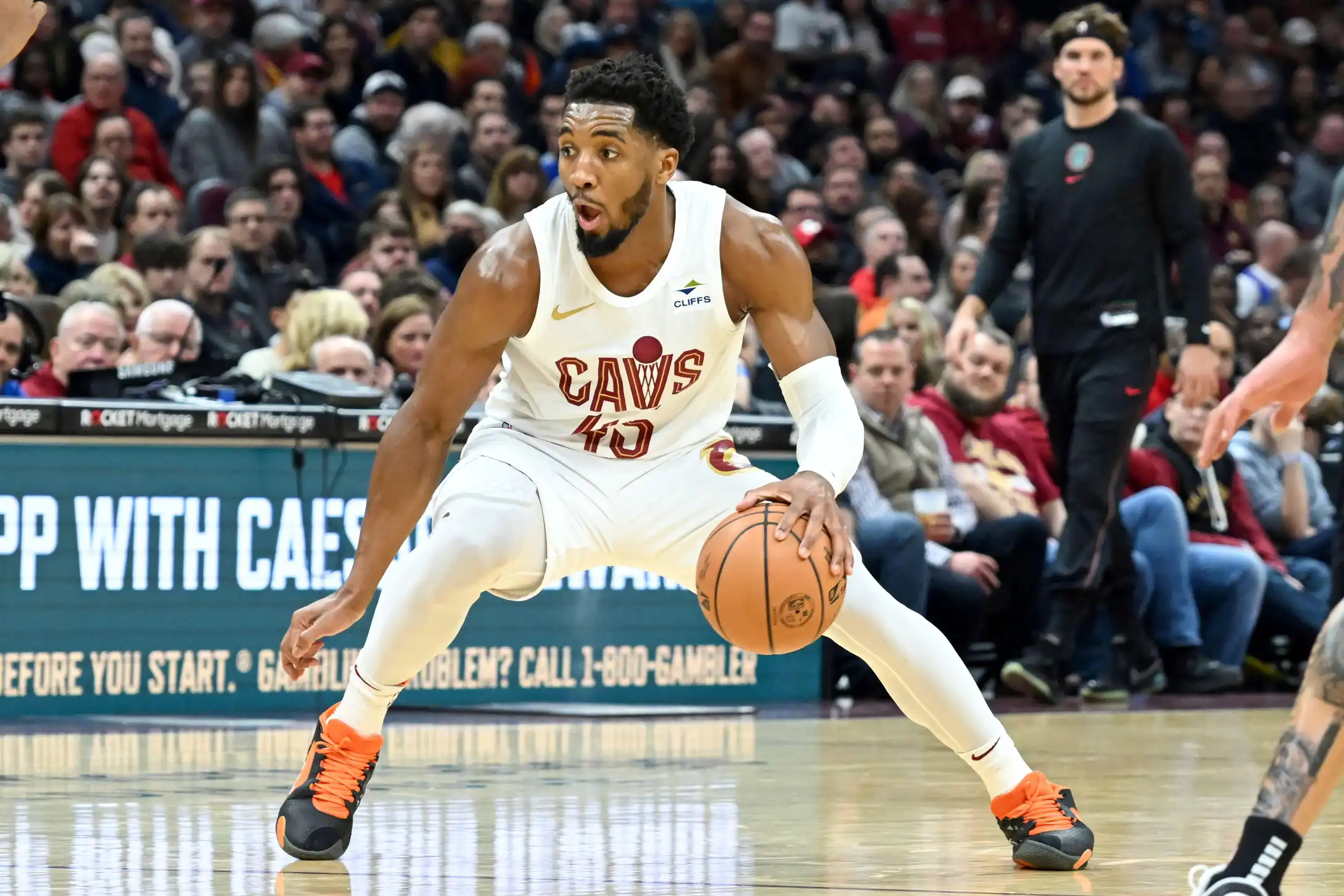 Donovan Mitchell, do Cleveland Cavaliers, avança durante o segundo tempo de uma partida de basquete da NBA contra o Washington Wizards
