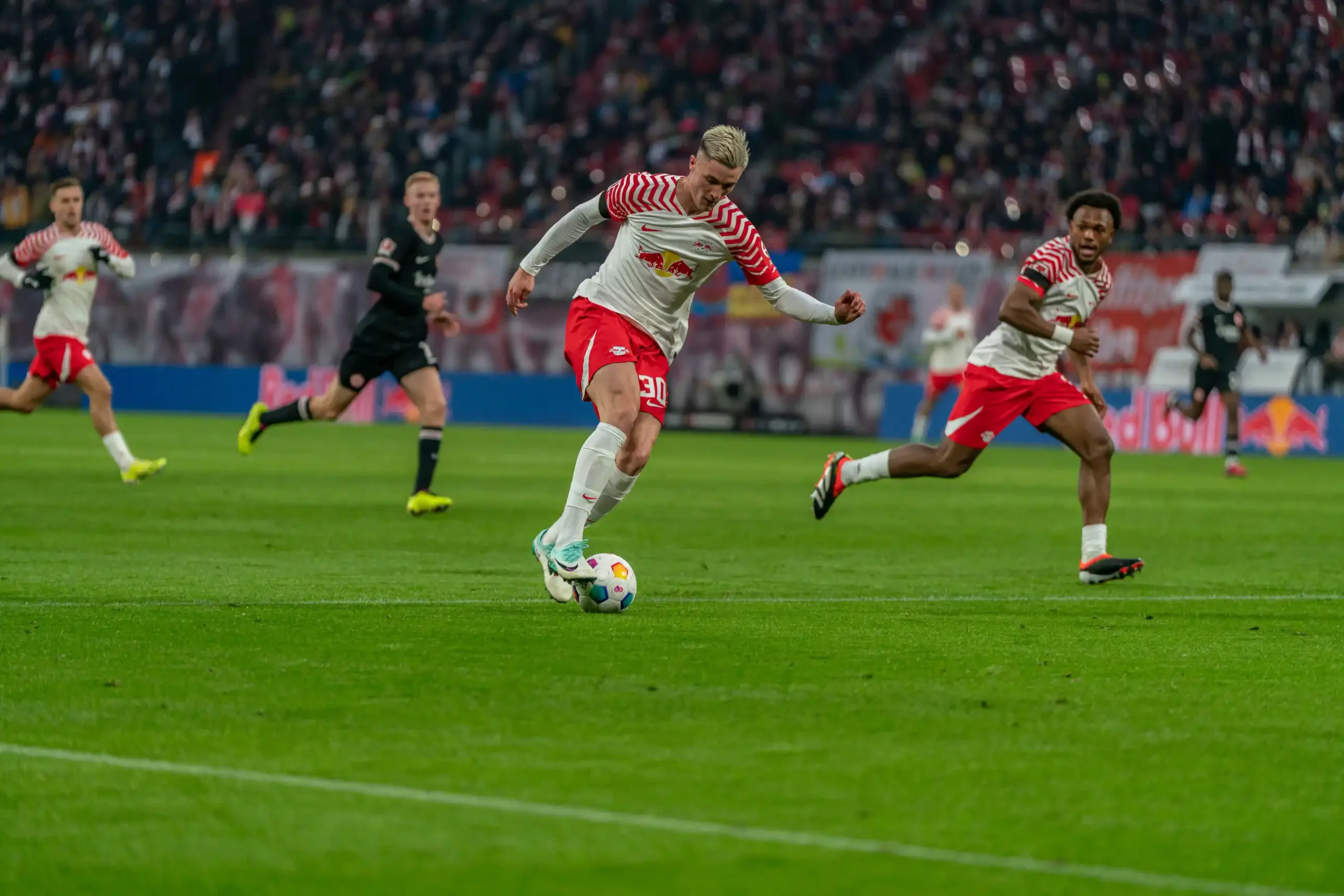 RB Leipzig vs. Eintracht Frankfurt. Na imagem: Benjamin Sesko (Leipzig).