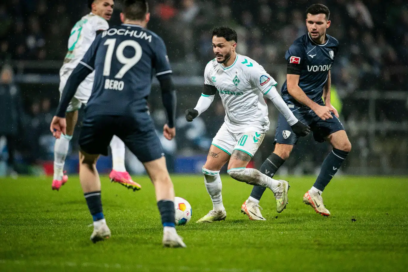 Bundesliga, VfL Bochum vs SV Werder Bremen. Na imagem: Leonardo Bittencourt (Werder Bremen #10) com a bola.