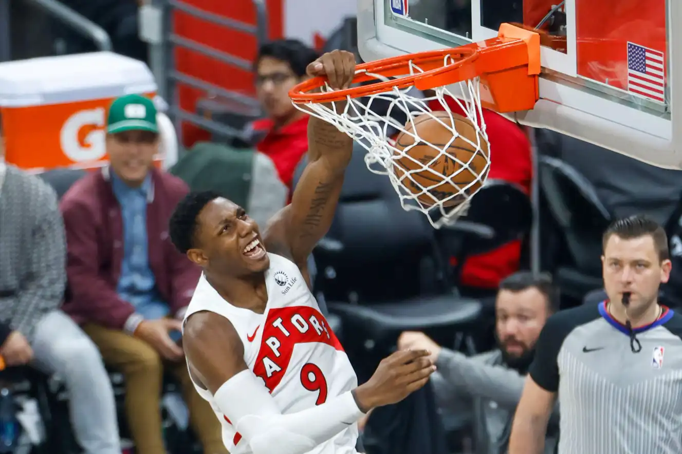 RJ Barrett, do Toronto Raptors, enterra contra o Los Angeles Clippers durante uma partida de basquete da NBA