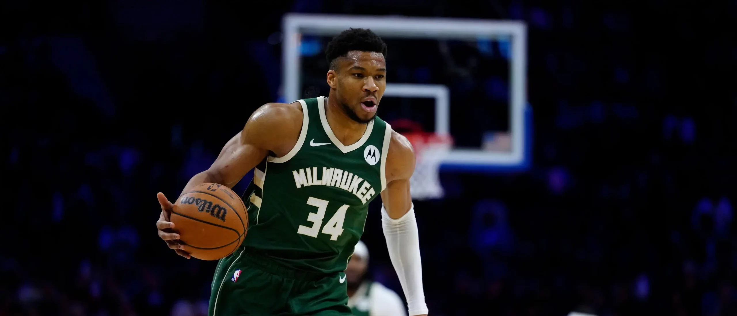 Giannis Antetokounmpo do Milwaukee Bucks em ação em um jogo de basquete da NBA