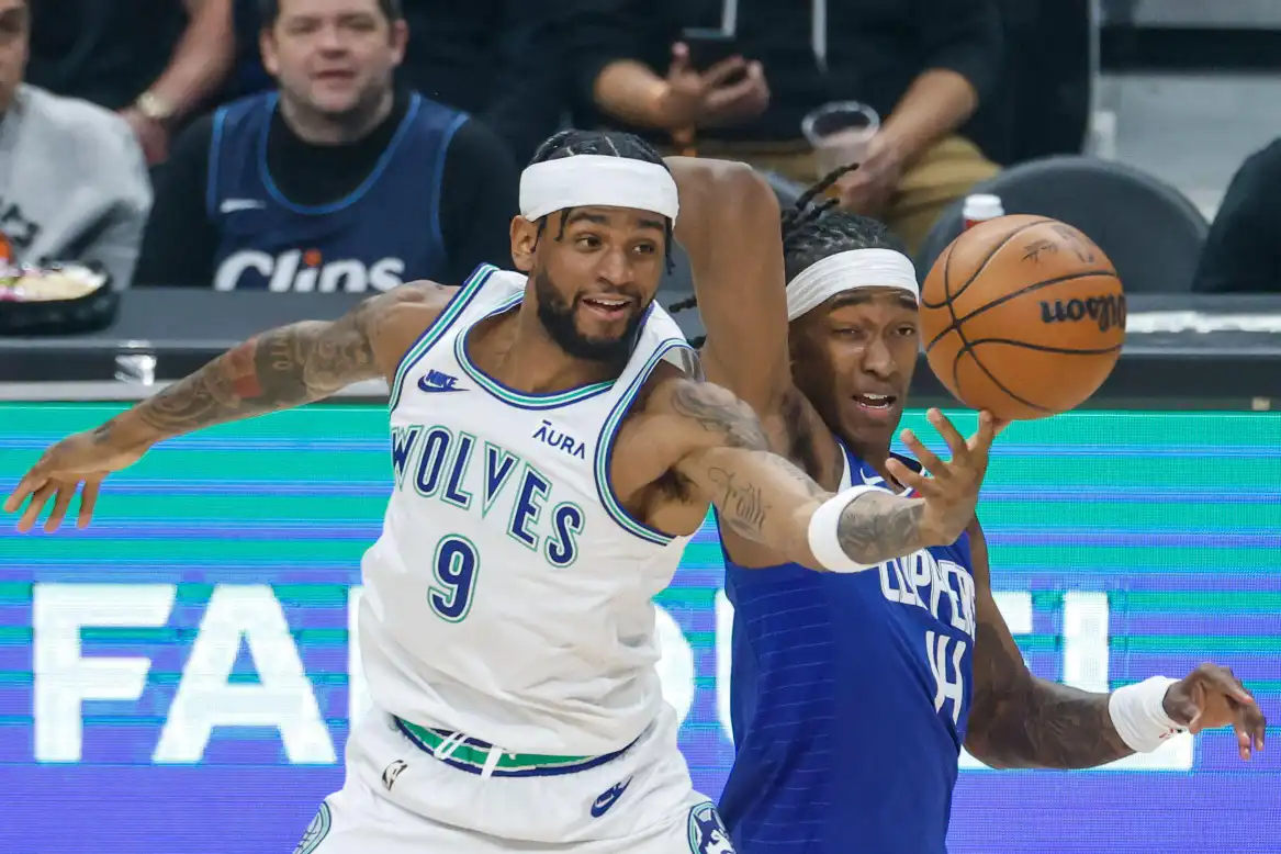 Los Angeles Clippers TERANCE MANN #14 e Minnesota Timberwolves' NICKEIL ALEXANDER-WALKER #9 disputam a bola durante uma partida de basquete da NBA