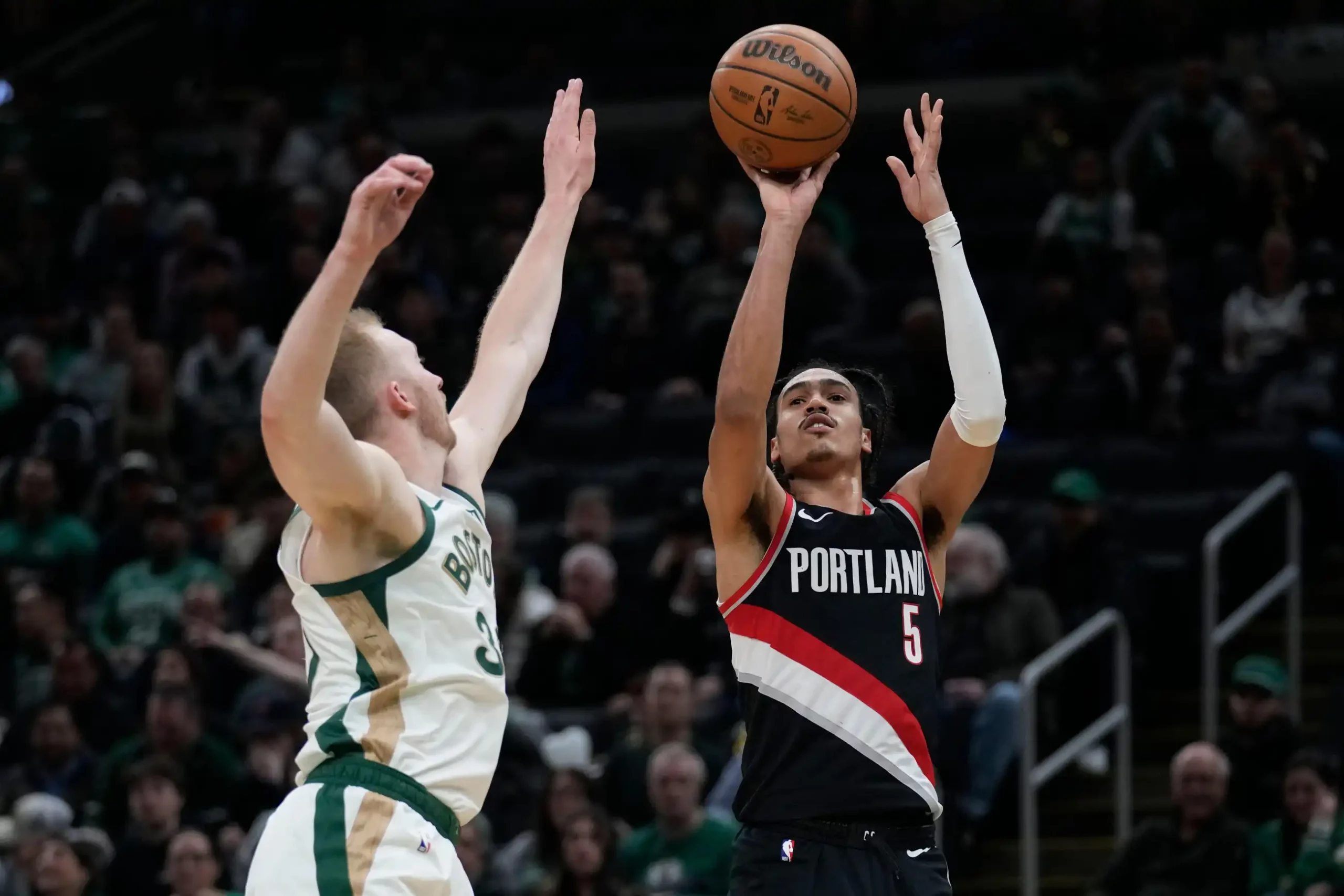 O armador do Portland Trail Blazers, Dalano Banton (5), arremessa durante uma partida de basquete da NBA