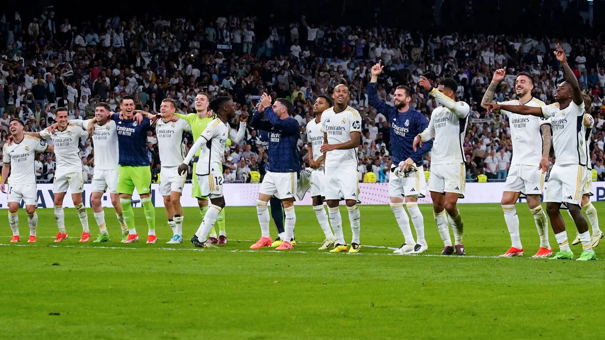 Jogadores do Real Madrid celebrando a vitória ao final da partida durante o jogo da La Liga entre Real Madrid e FC Barcelona realizado no Estádio Santiago Bernabéu.