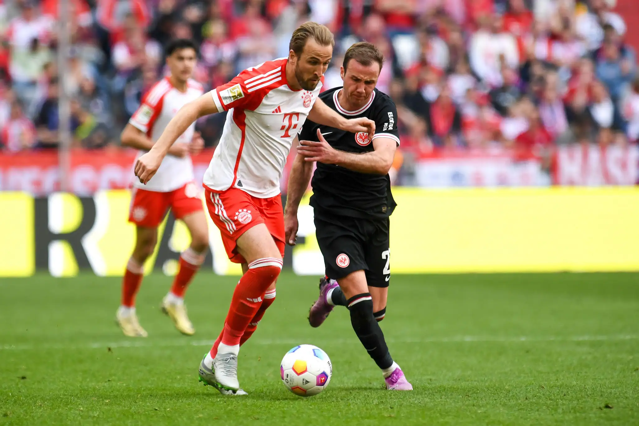 Harry Kane do Bayern de Munique e Mario Götze do Eintracht Frankfurt durante a partida da Bundesliga entre FC Bayern Munique e Eintracht Frankfurt