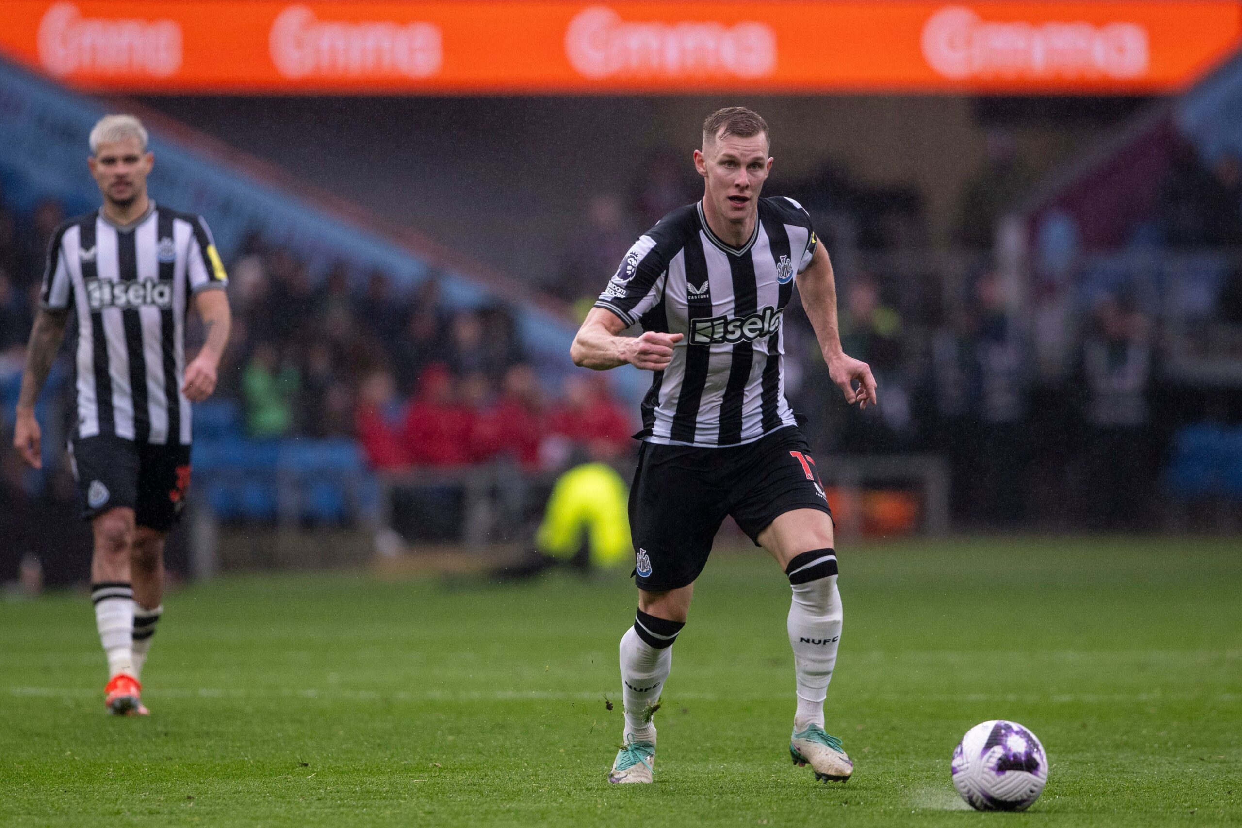 Emil Krafth do Newcastle em jogo pela Premier League