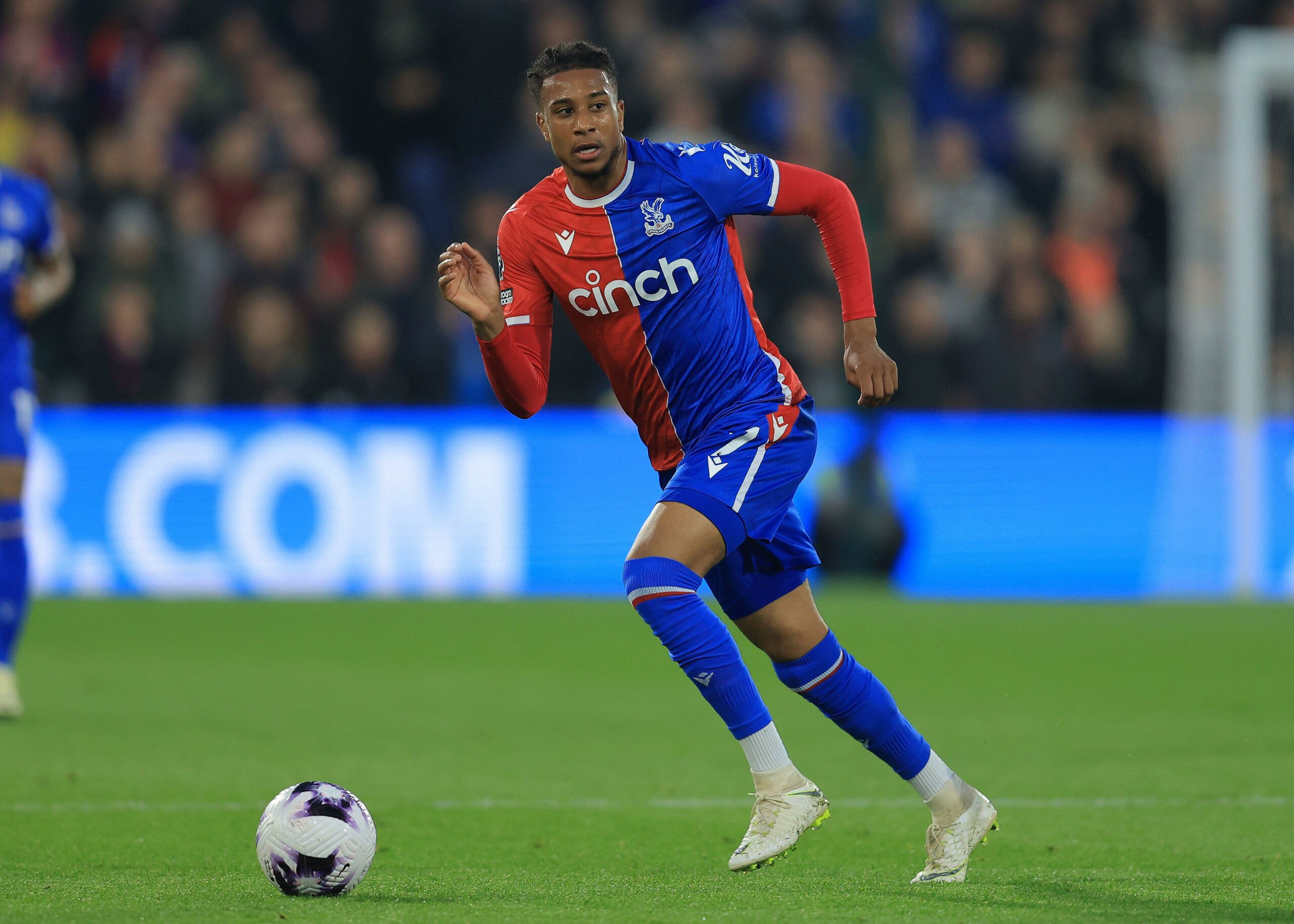 Michael Olise em campo pelo Crystal Palace em partida da Premier League