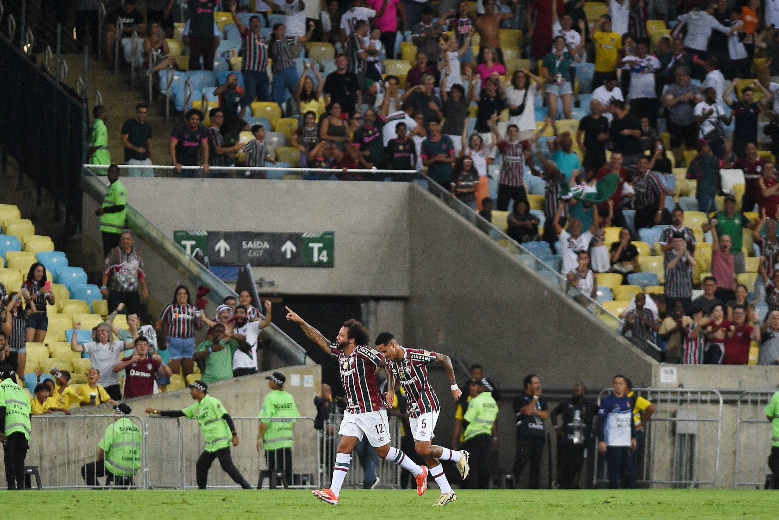 Torcida Fluminense e jogadores