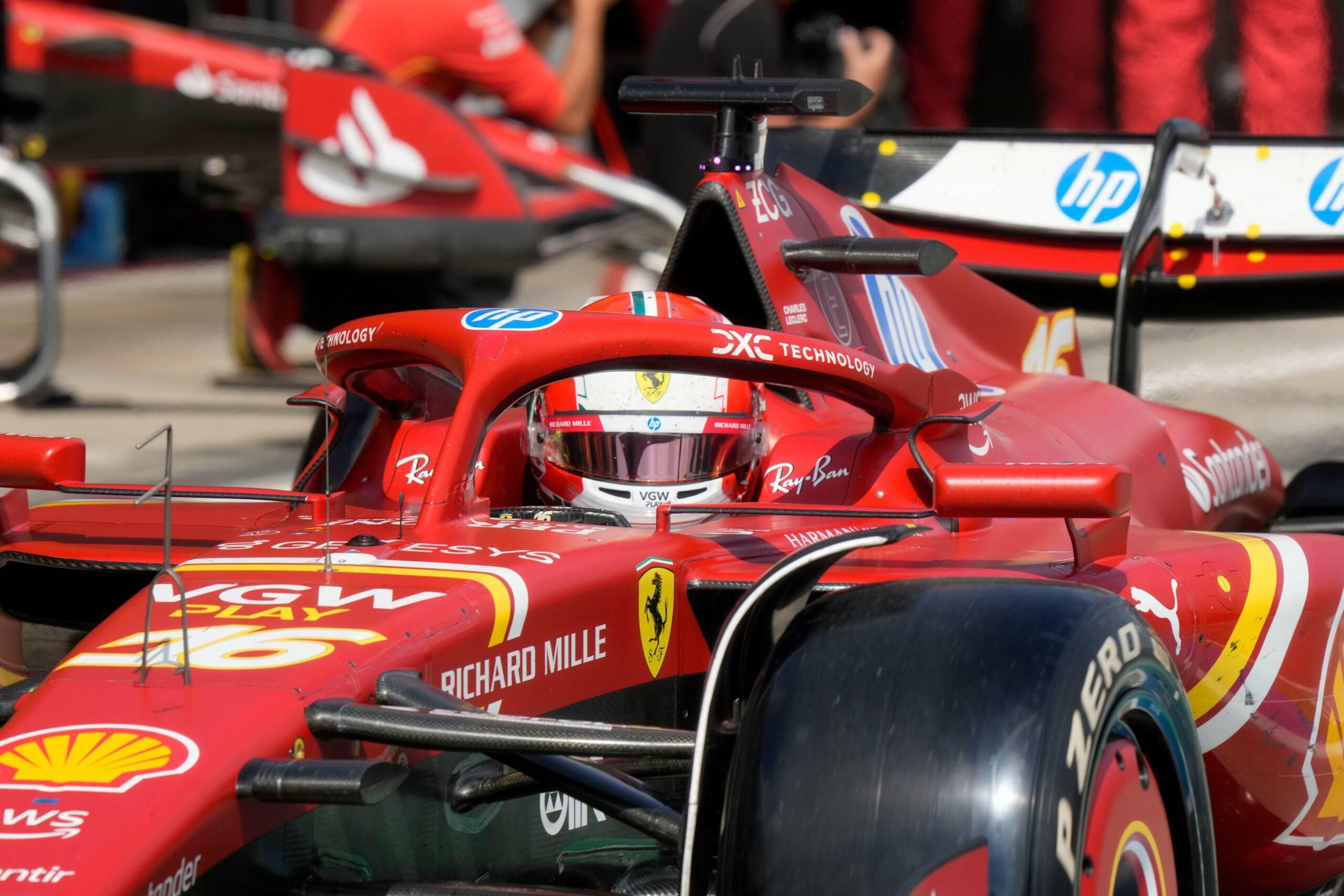 Charles Leclerc dirige carro da Ferrari em Grande Prêmio de Imola, na Itália