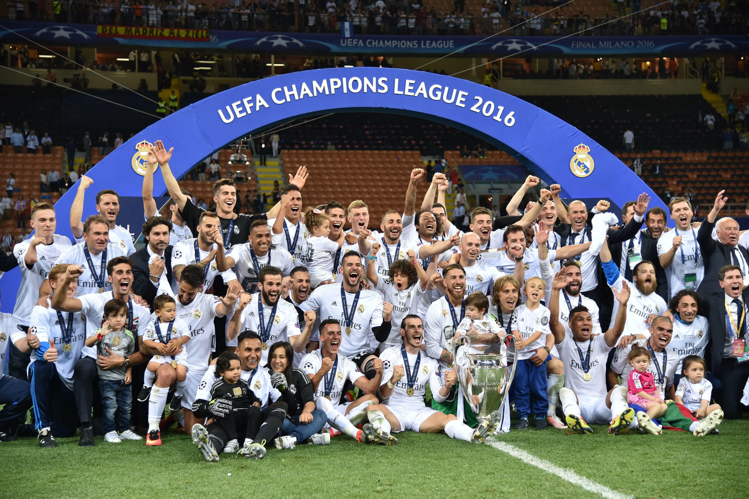 Equipe do Real Madrid comemora vitória da UEFA Champions League contra o Atlético de Madrid em 2016.
