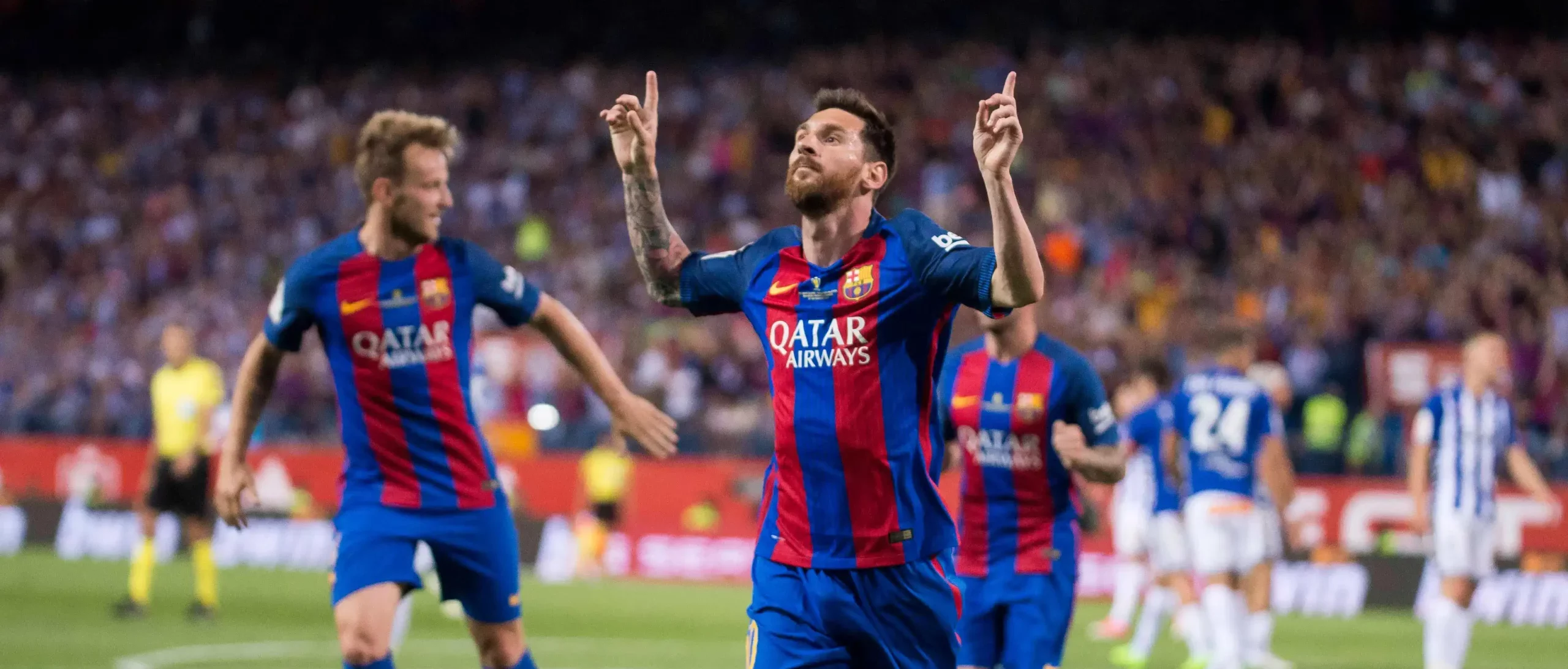 Time do Barcelona comemorando, autor do gol Messi