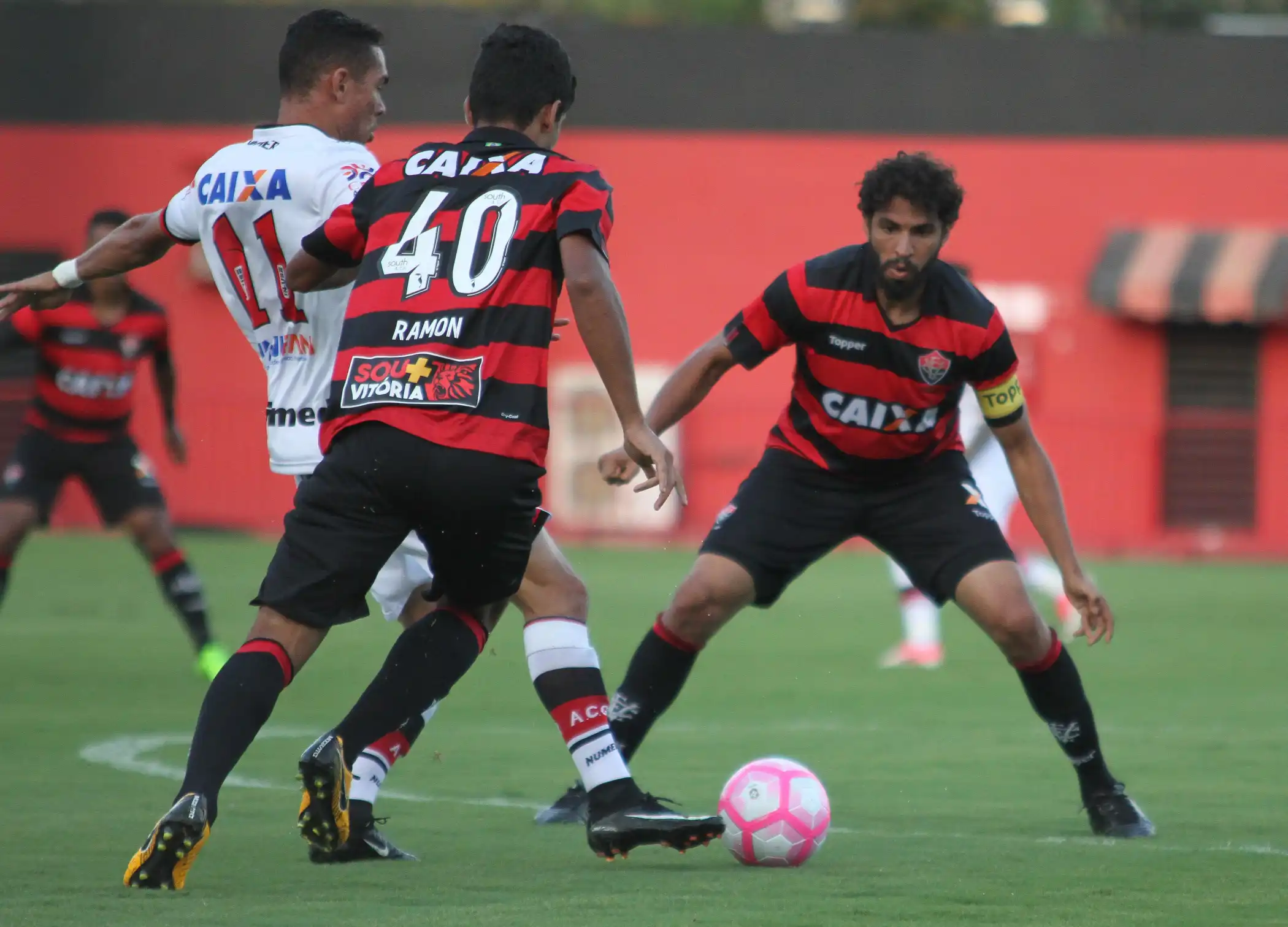 O jogador Walace do Vitória no campo durante o jogo Vitória vs. Atlético GO