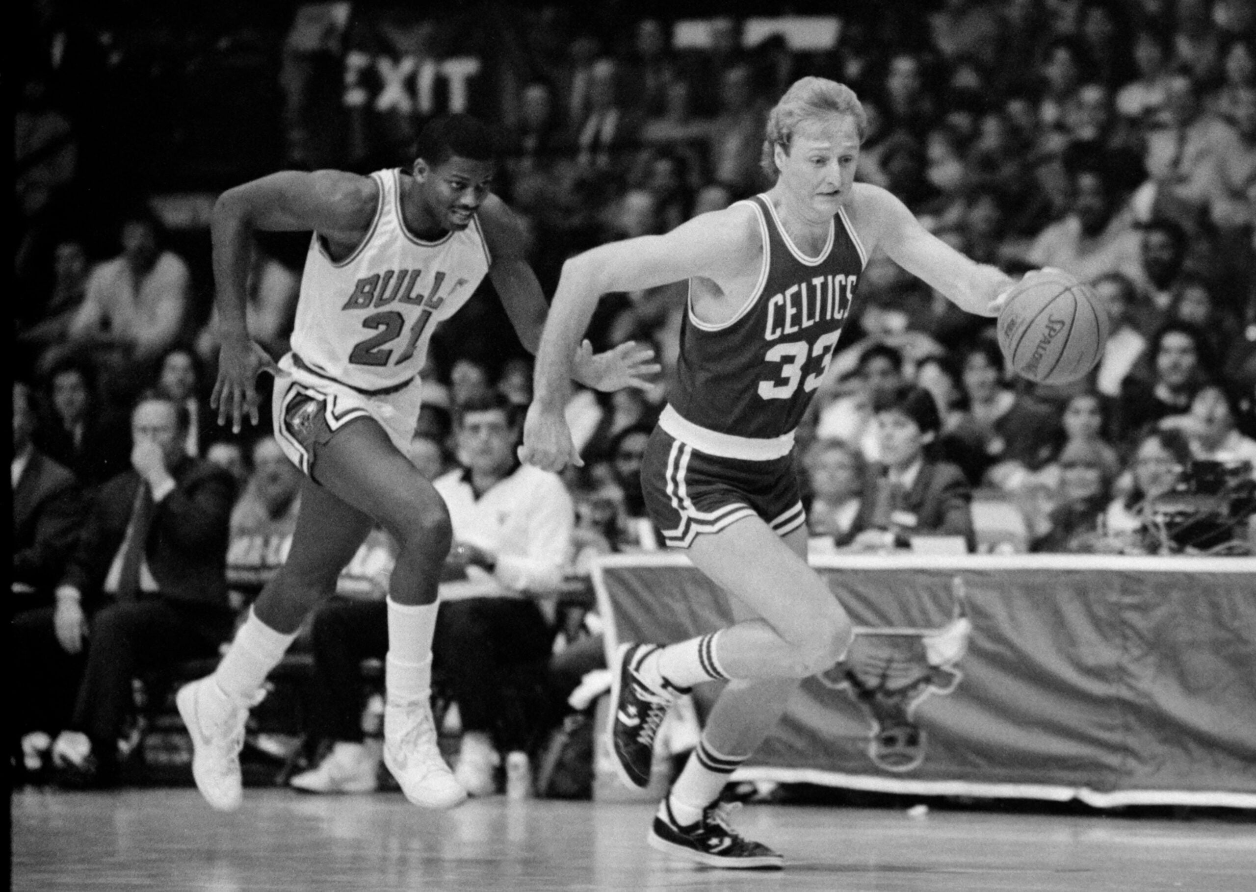 Larry Bird, do Celtics, contra jogador do Bulls