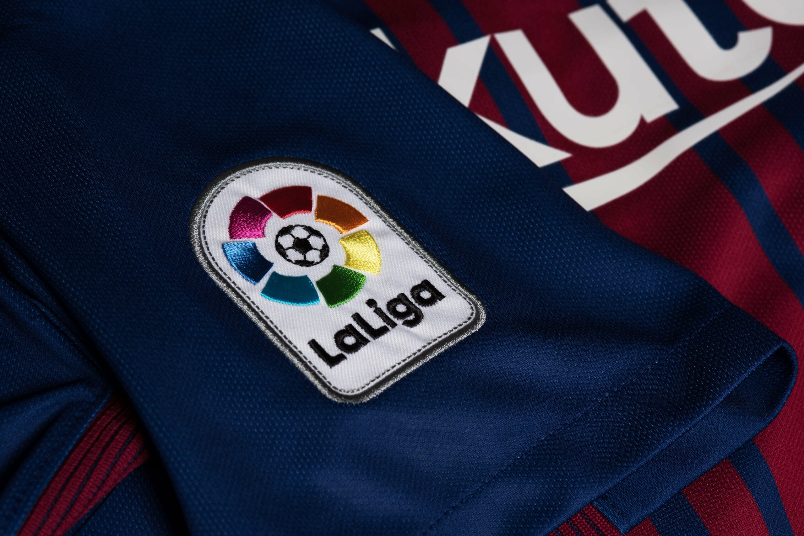 Imagem é um close em camisa com símbolo bordados da LaLiga, o campeonato espanhol de futebol