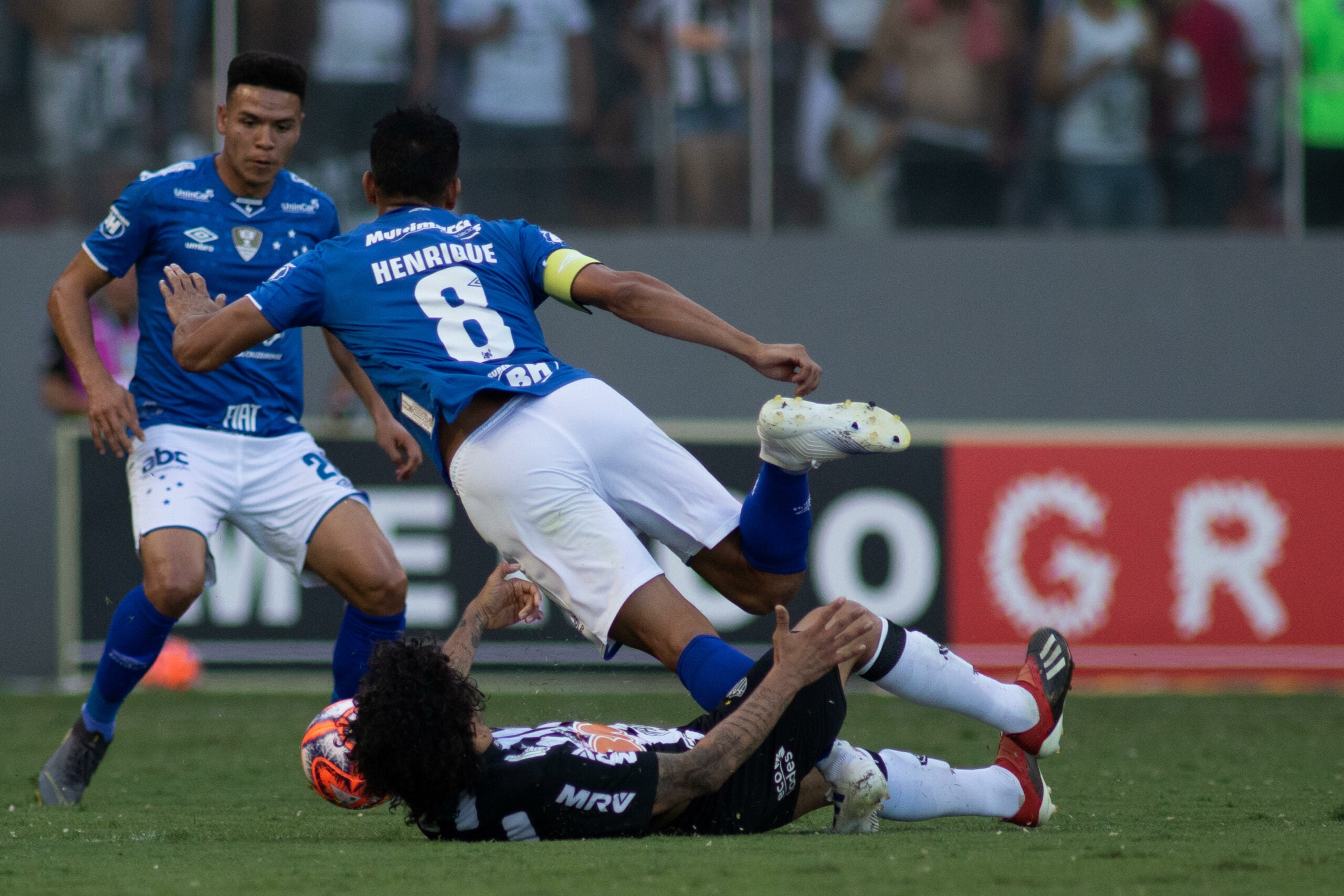 Atlético MG x Cruzeiro - Jogador do Atlético-MG disputa lance com Henrique, jogador do Cruzeiro, durante a partida no Estádio Independência pelo campeonato estadual de 2019.