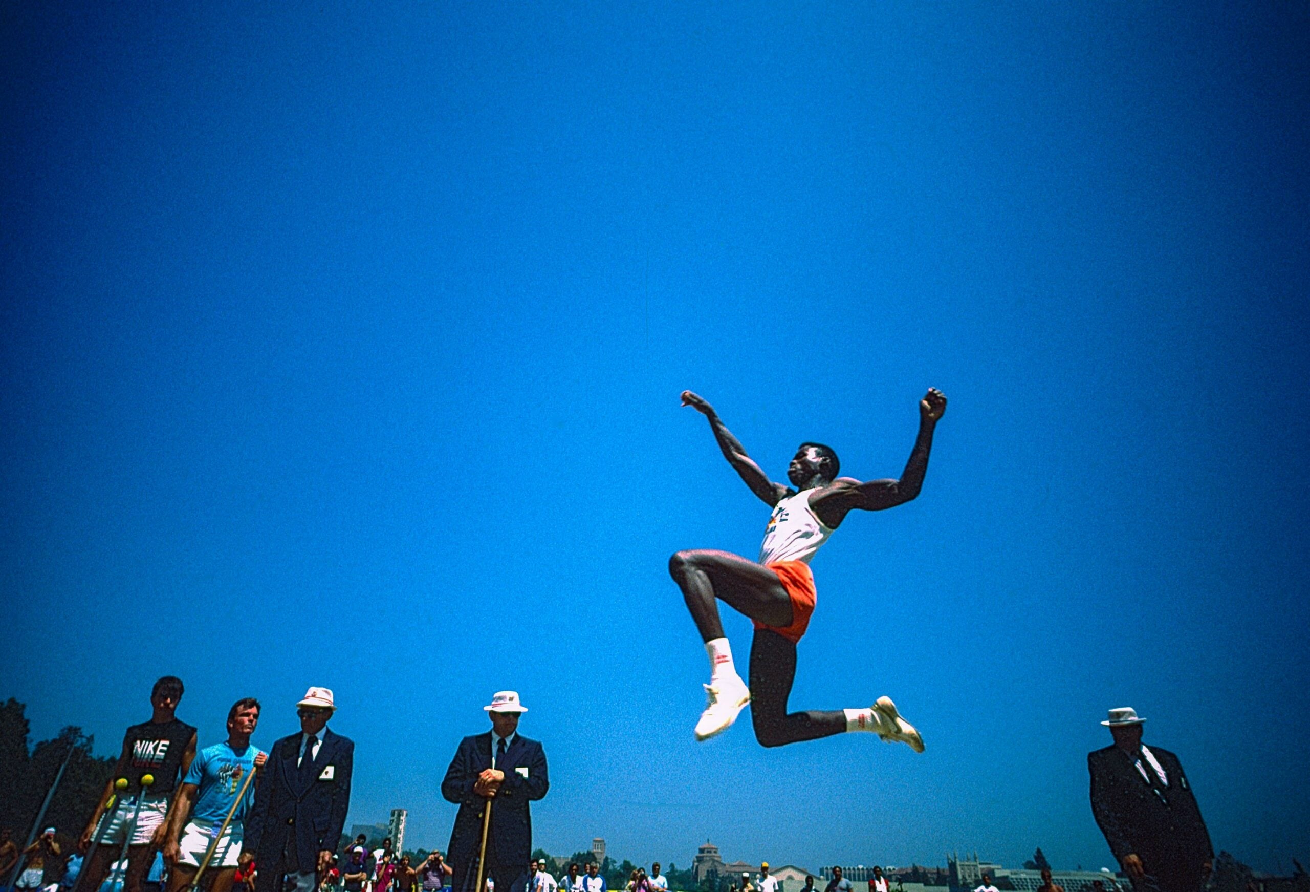 Carl Lewis competing the long jump at the 1984 US Pepsi Invitational. Quem foi eleito o maior atleta do século 20?