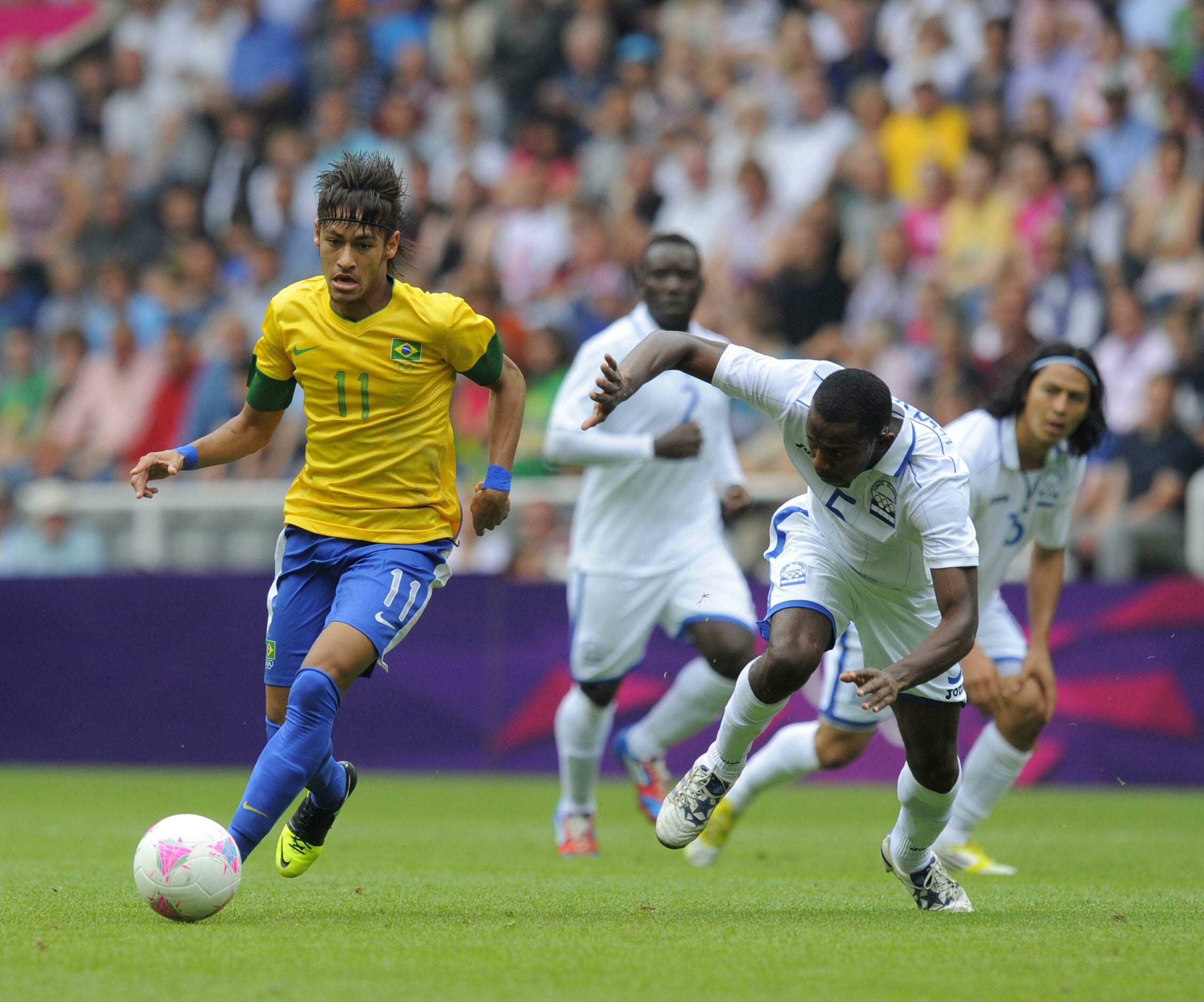 Neymar jogando em partida
