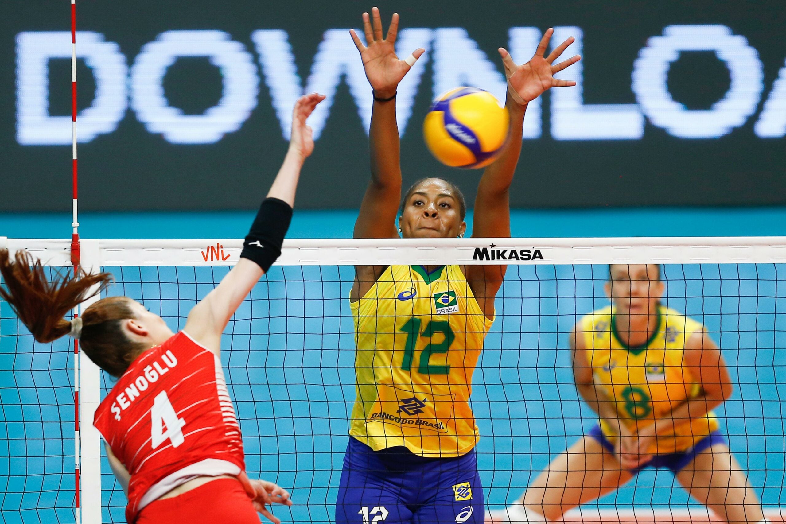 Ana Cristina, do vôlei, bloqueando bola