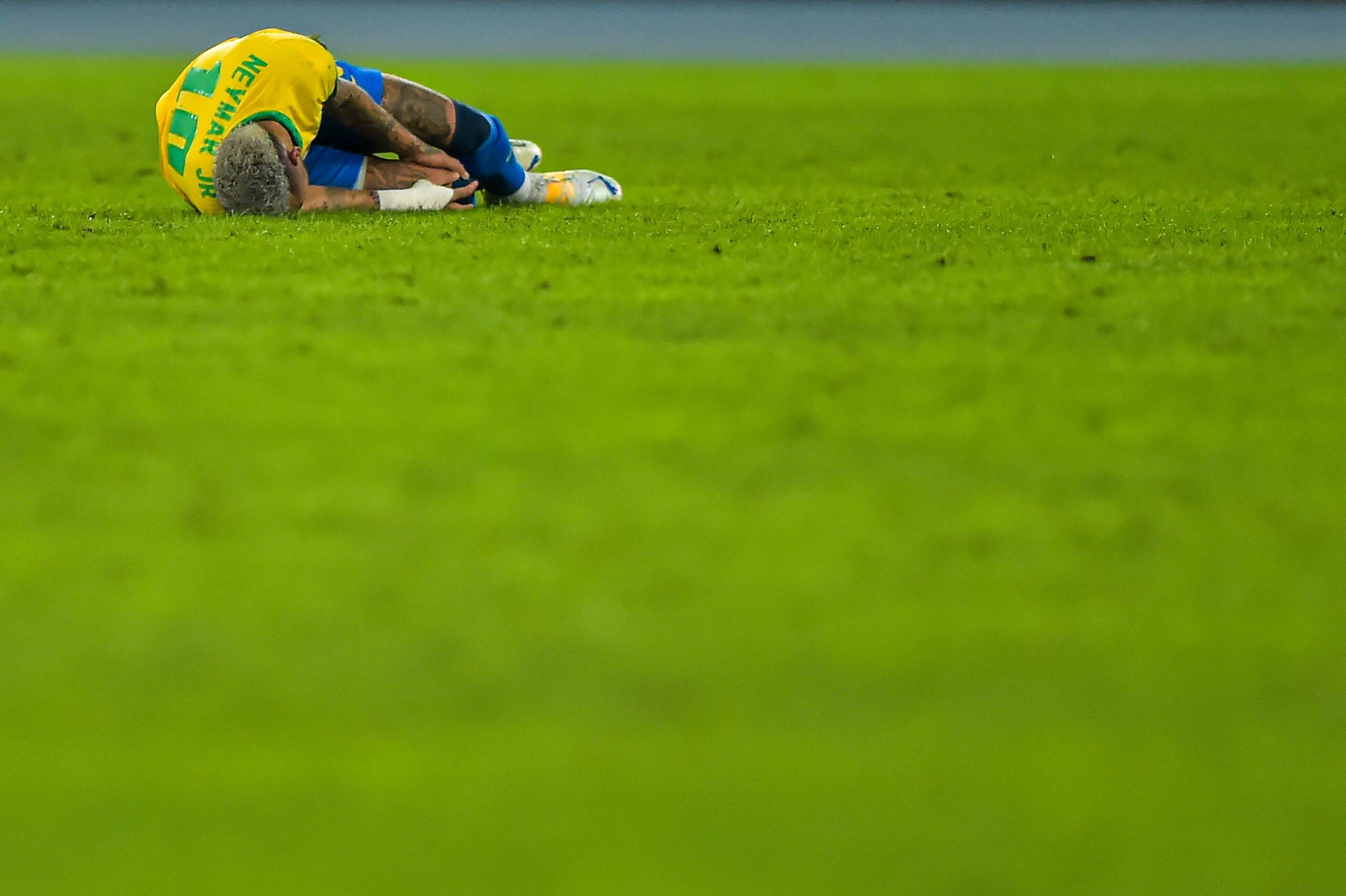 Neymar caído no chão