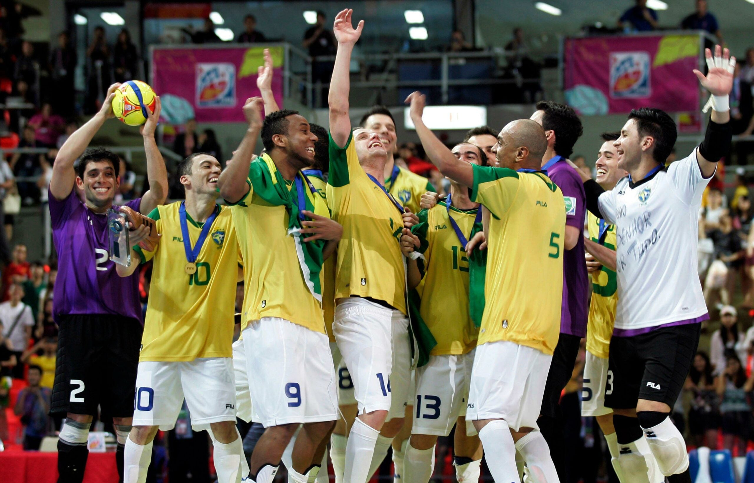 Jogadores brasileiros celebram após vitória na Copa Mundial de Futsal da FIFA em Bangkok, 2012