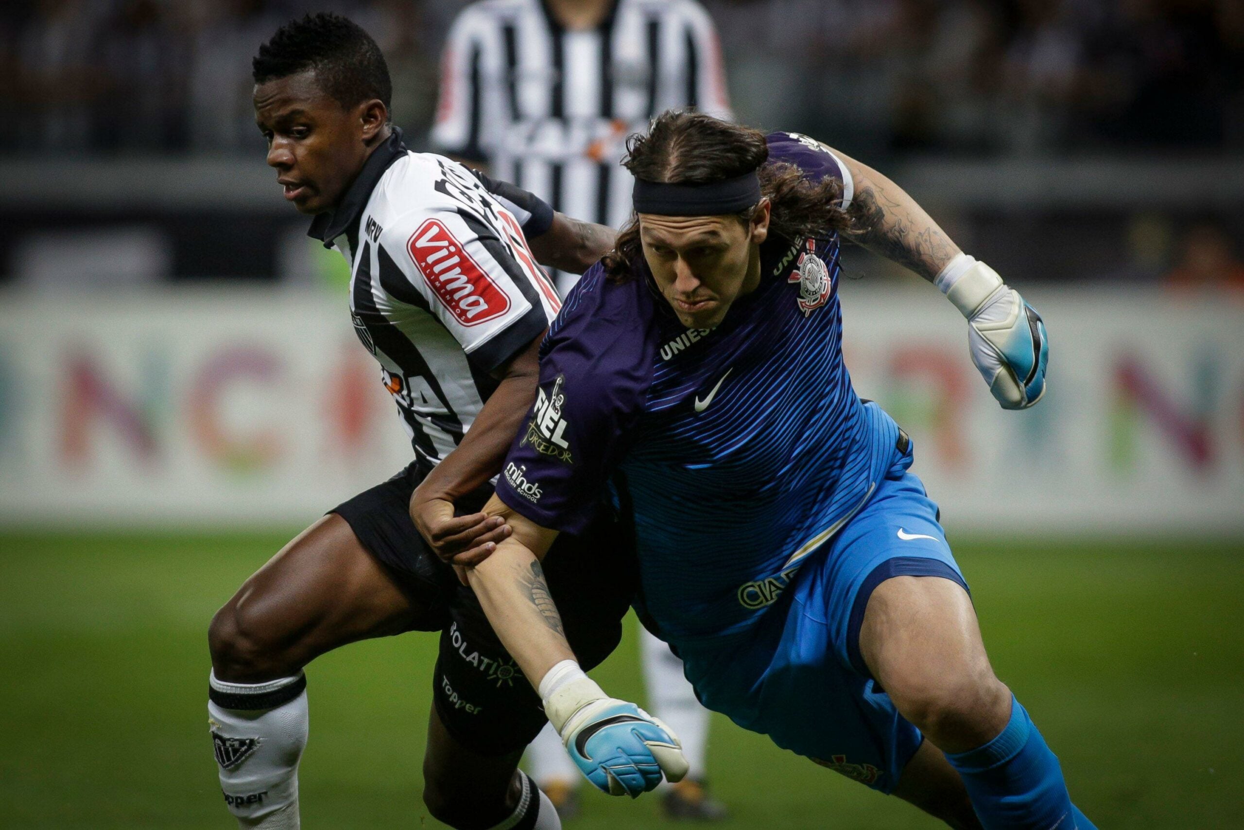Batida de dois jogadores; um é do Corinthians