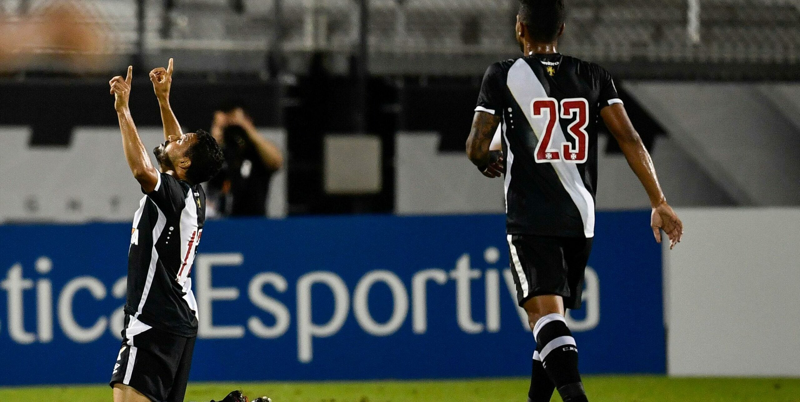 Eder Luis, do Vasco, comemorando gol