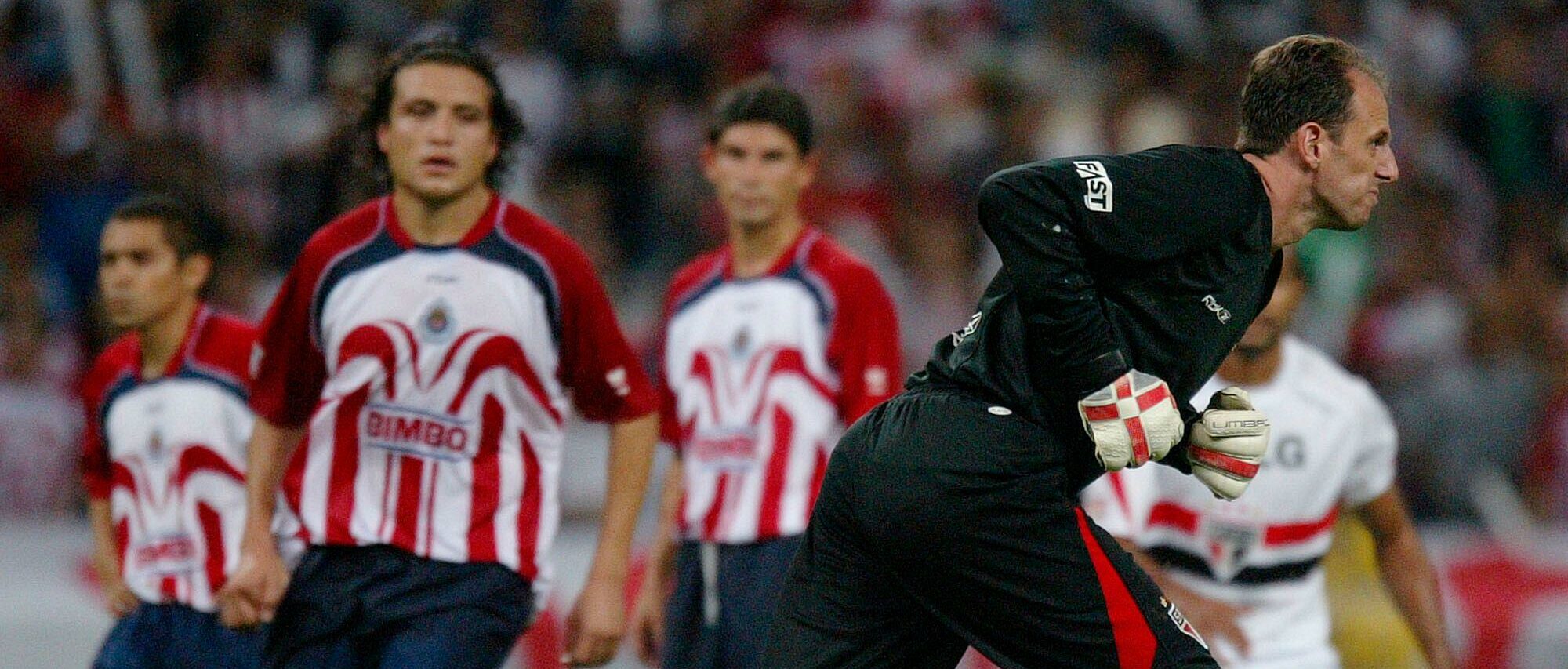 Rogério Ceni com bola em mãos