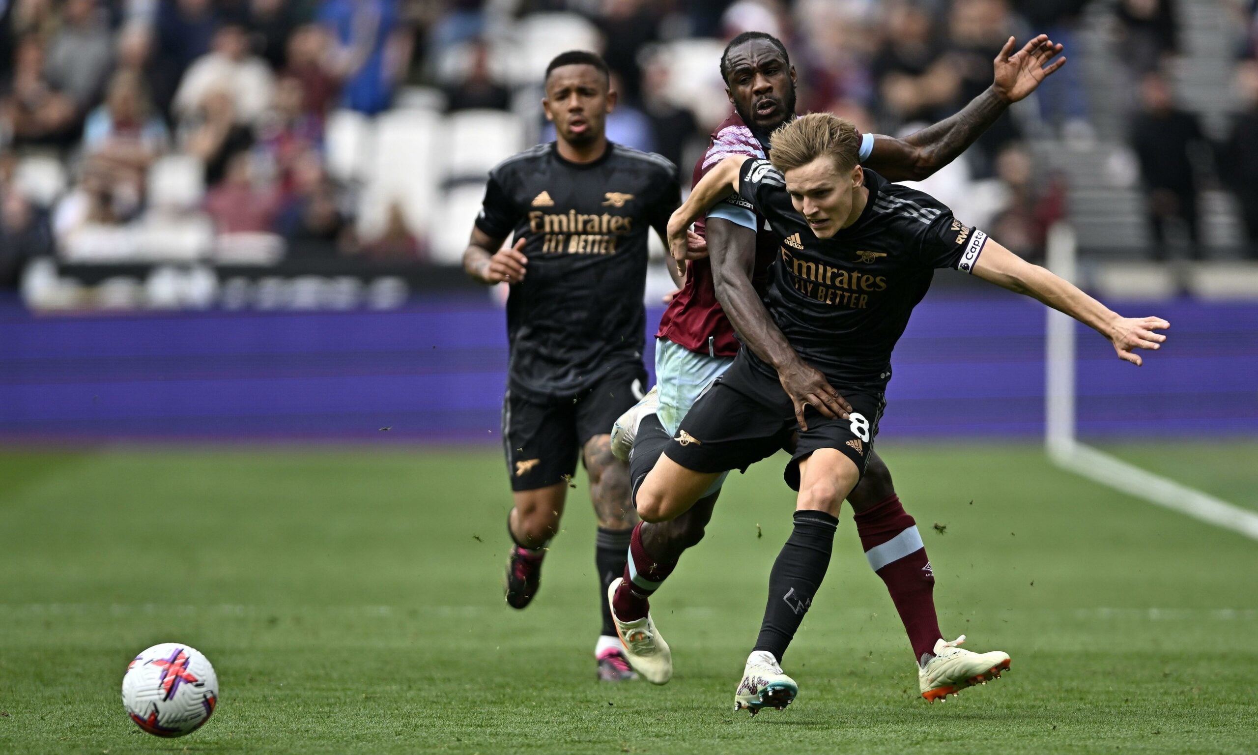 Michail Antonio (West Ham) e Martin Odegaard (Arsenal) durante o jogo da Premier League entre West Ham e Arsenal no Estádio de Londres, em Stratford.