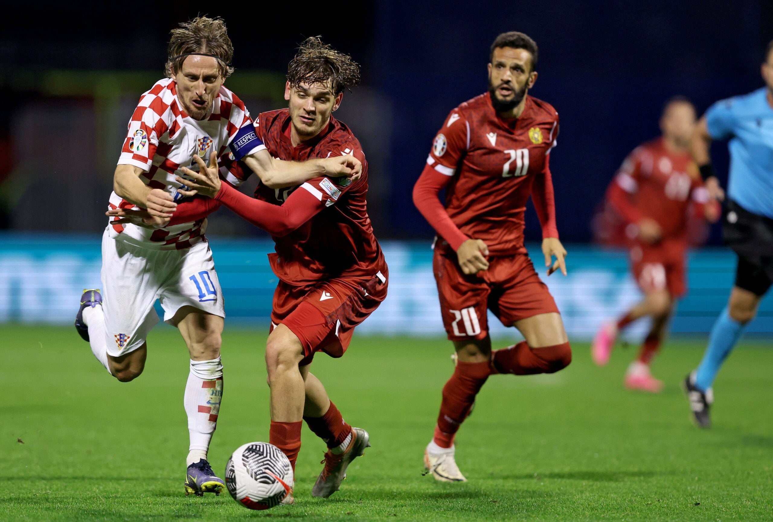 Luka Modric, da Croácia, contra jogadores da Armênia