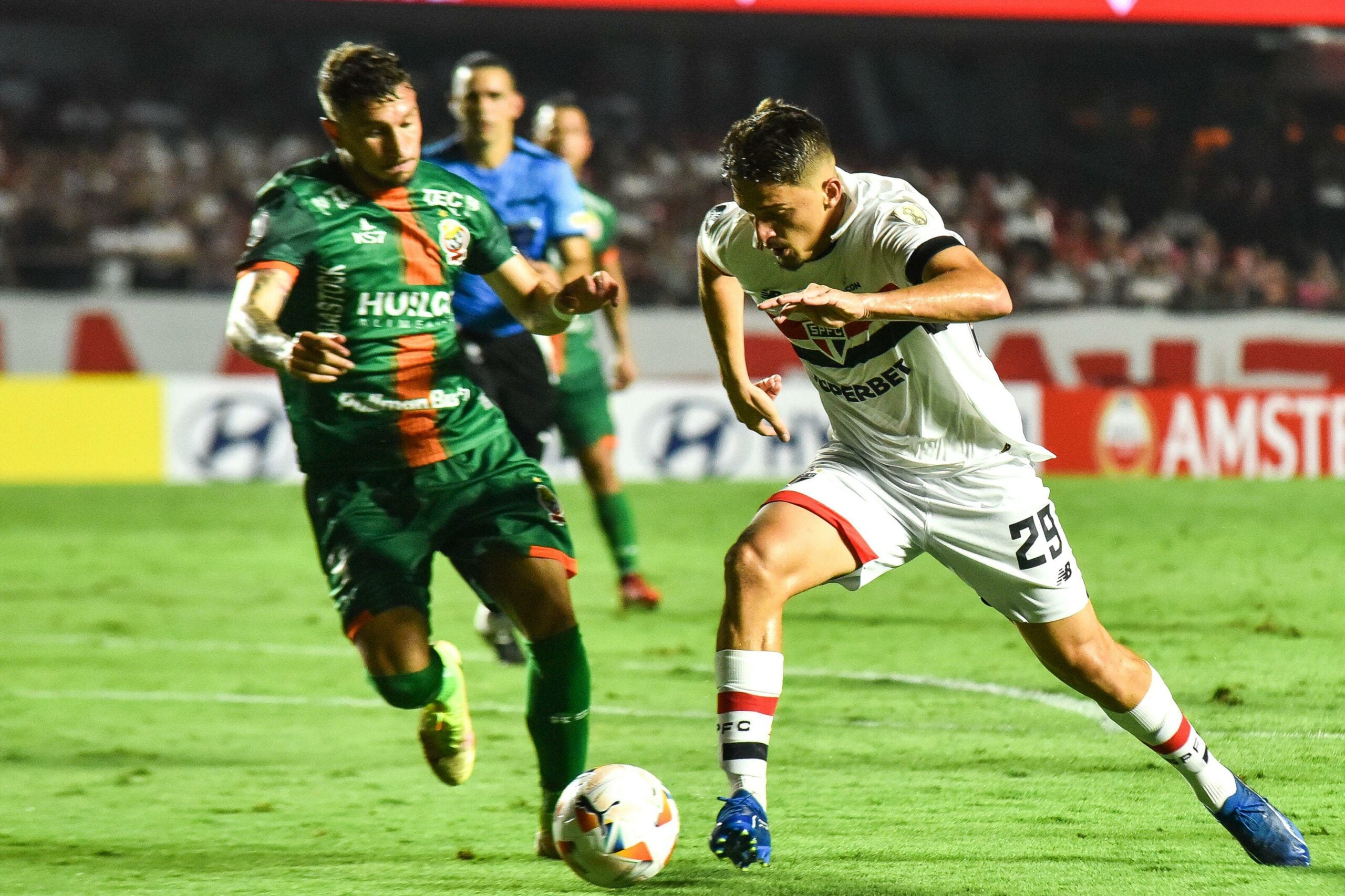 Pablo Maia, do São Paulo, contra Cobresal