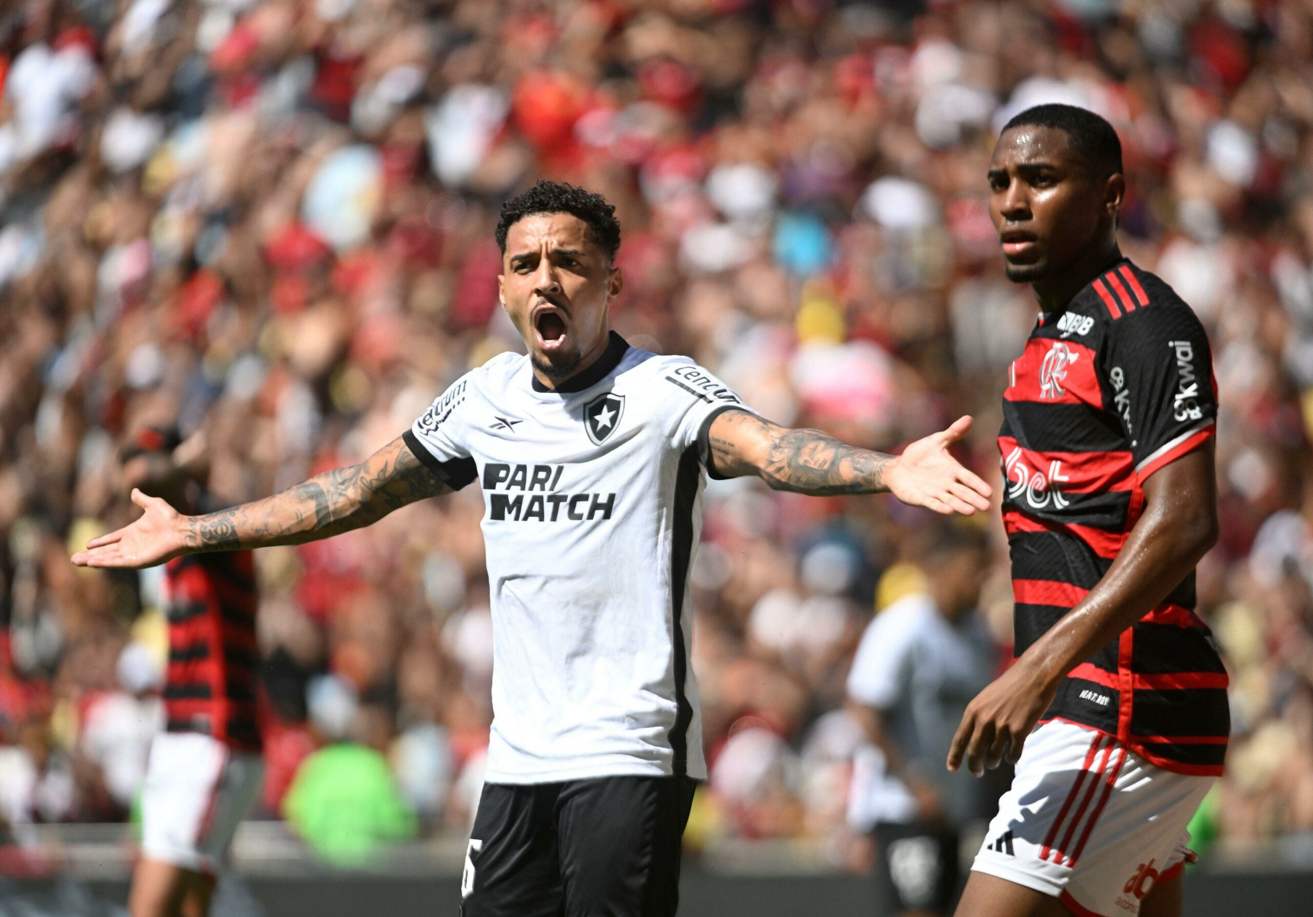 Jogadores do Botafogo e do Flamengo em partida