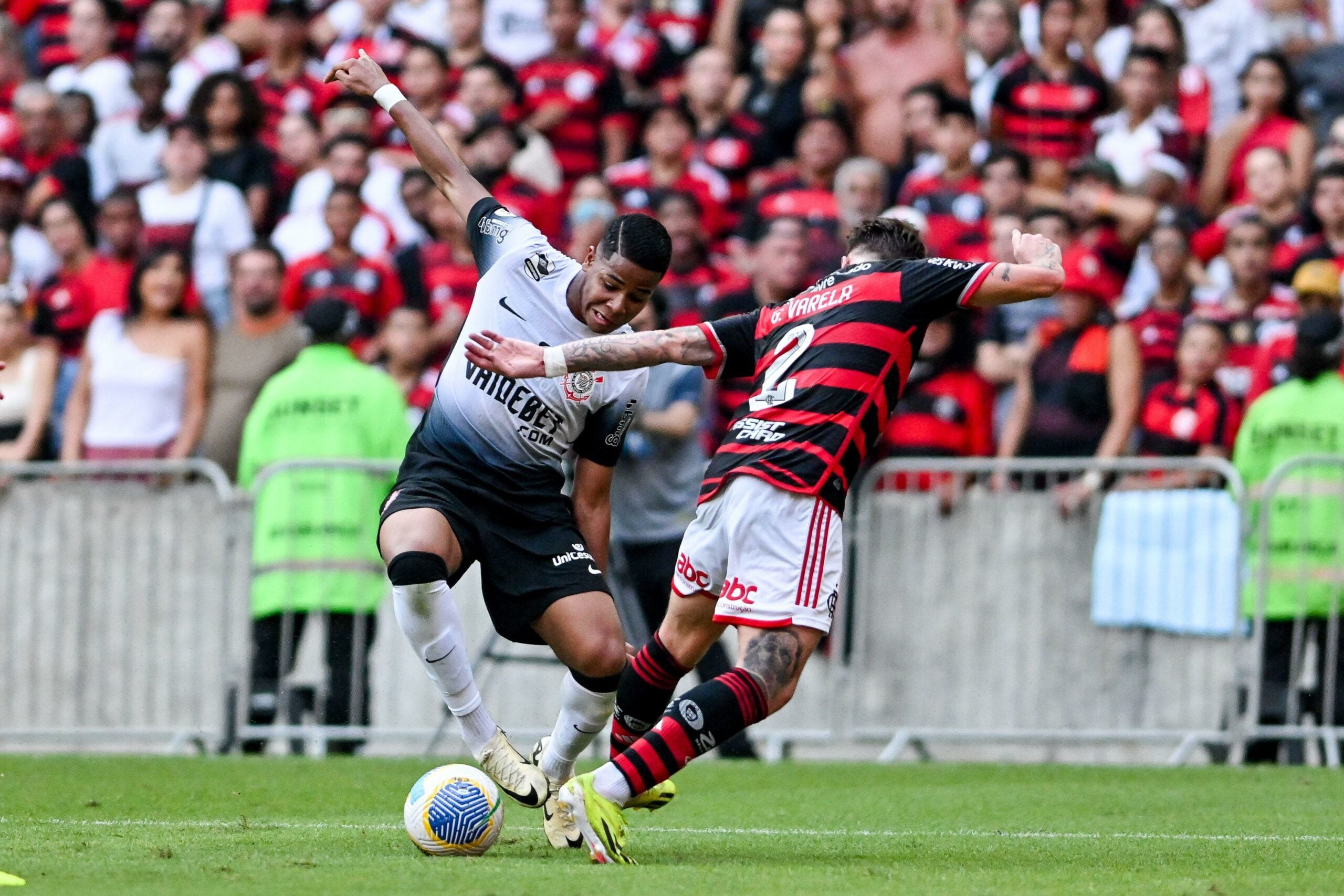 Flamengo e Corinthians, jogadores se esbarrando