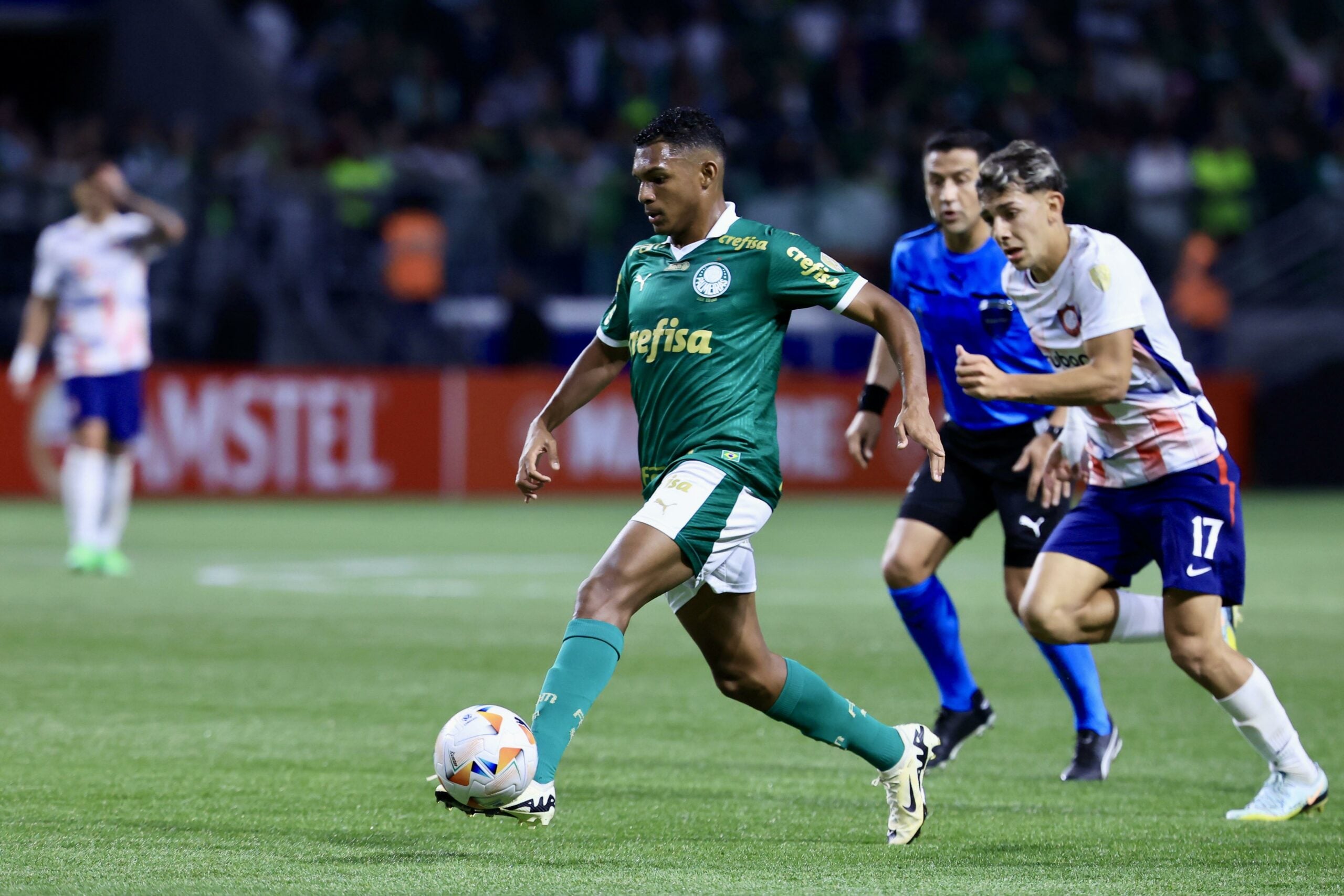 Luis Guilherme, do West Ham, jogando pelo Palmeiras contra San Lorenzo