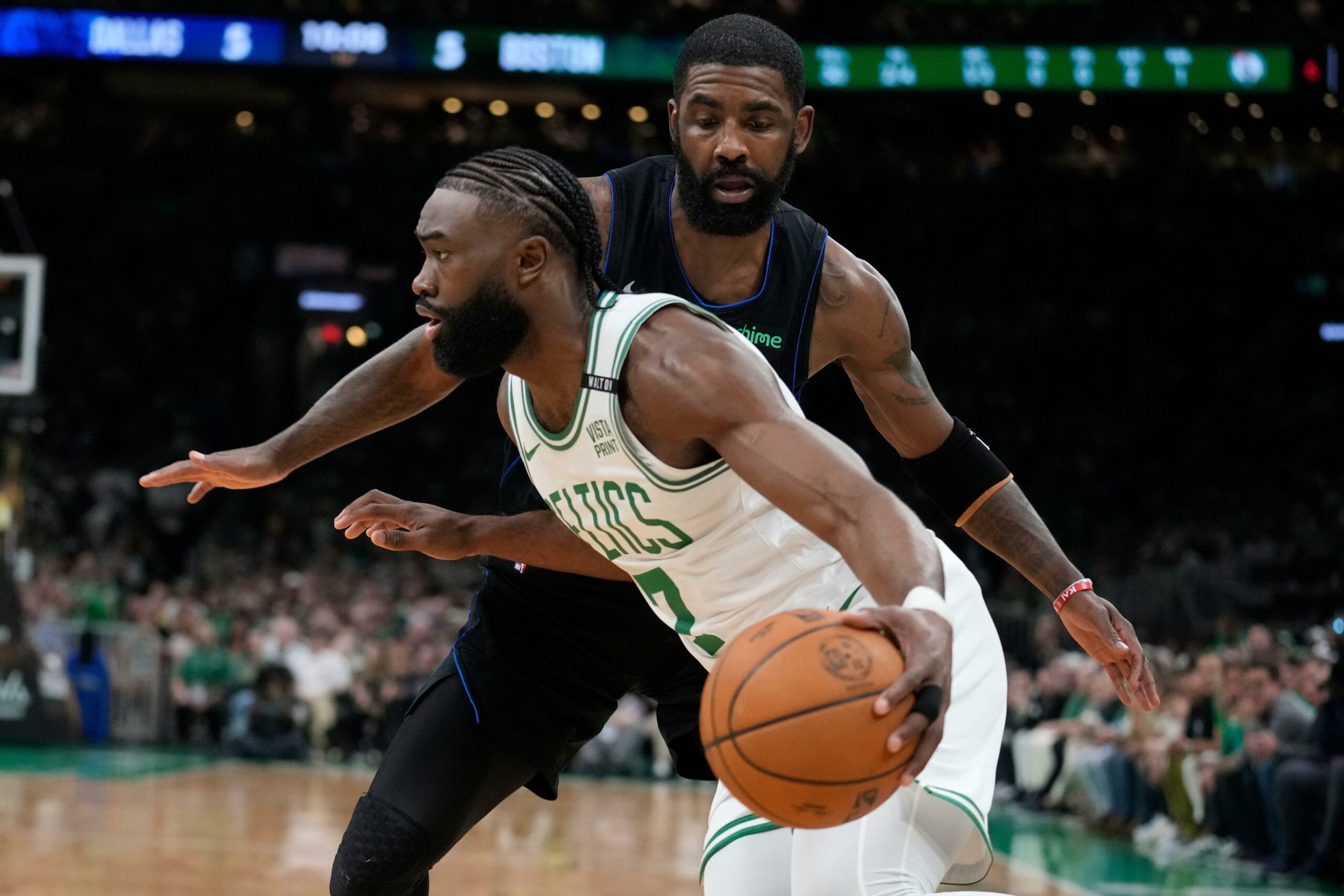 Jaylen Brown, do Boston Celtics, passa em retaguarda por Dallas Mavericks em jogo da NBA